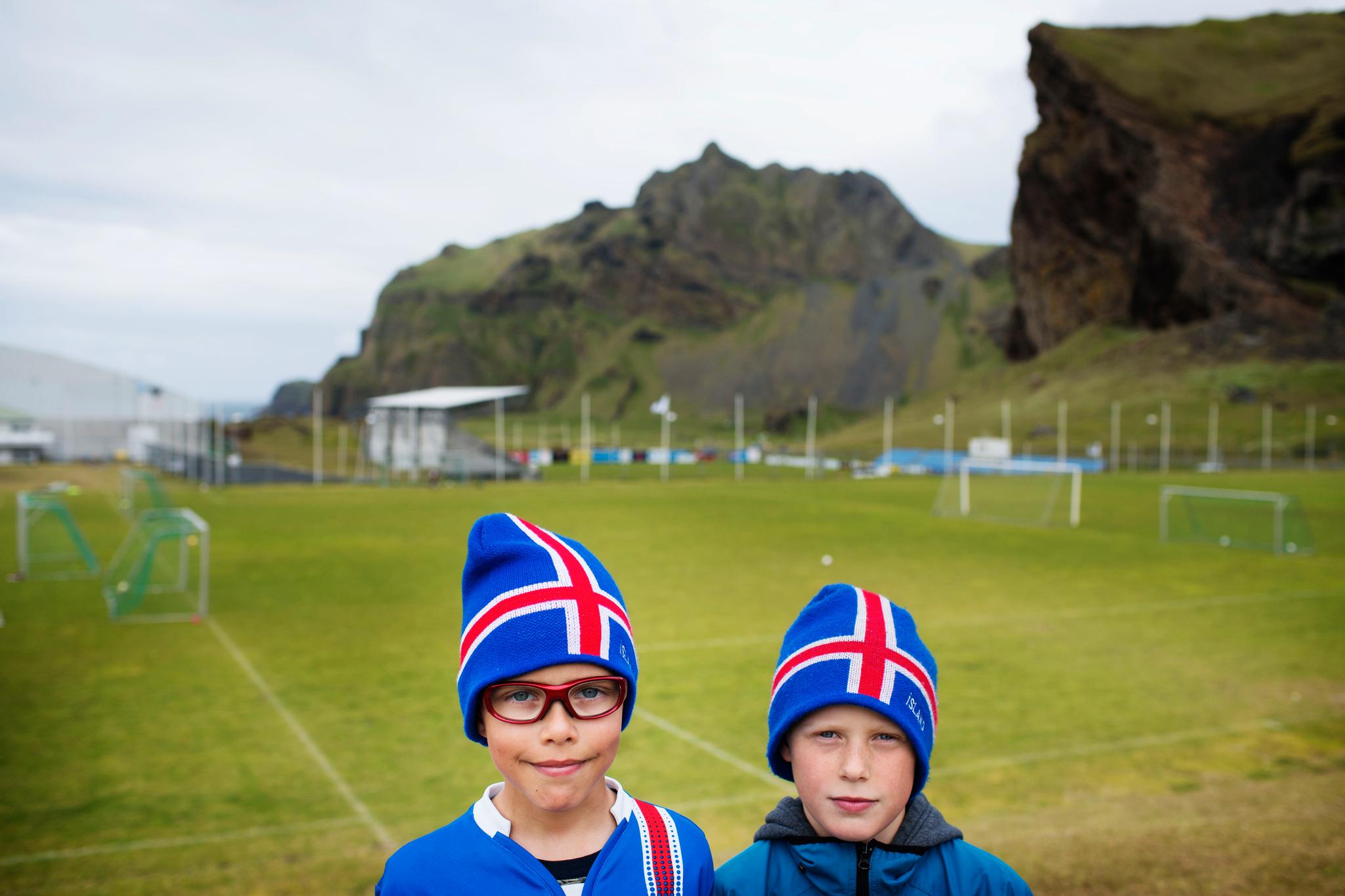 Gisli Freyr Jonsson og Thordur Orn Gunnarsson (t.h) går på fotballskolen på Vestmannaeyjar. Ingen tvil om hvor de kommer fra og hvem de holder med.