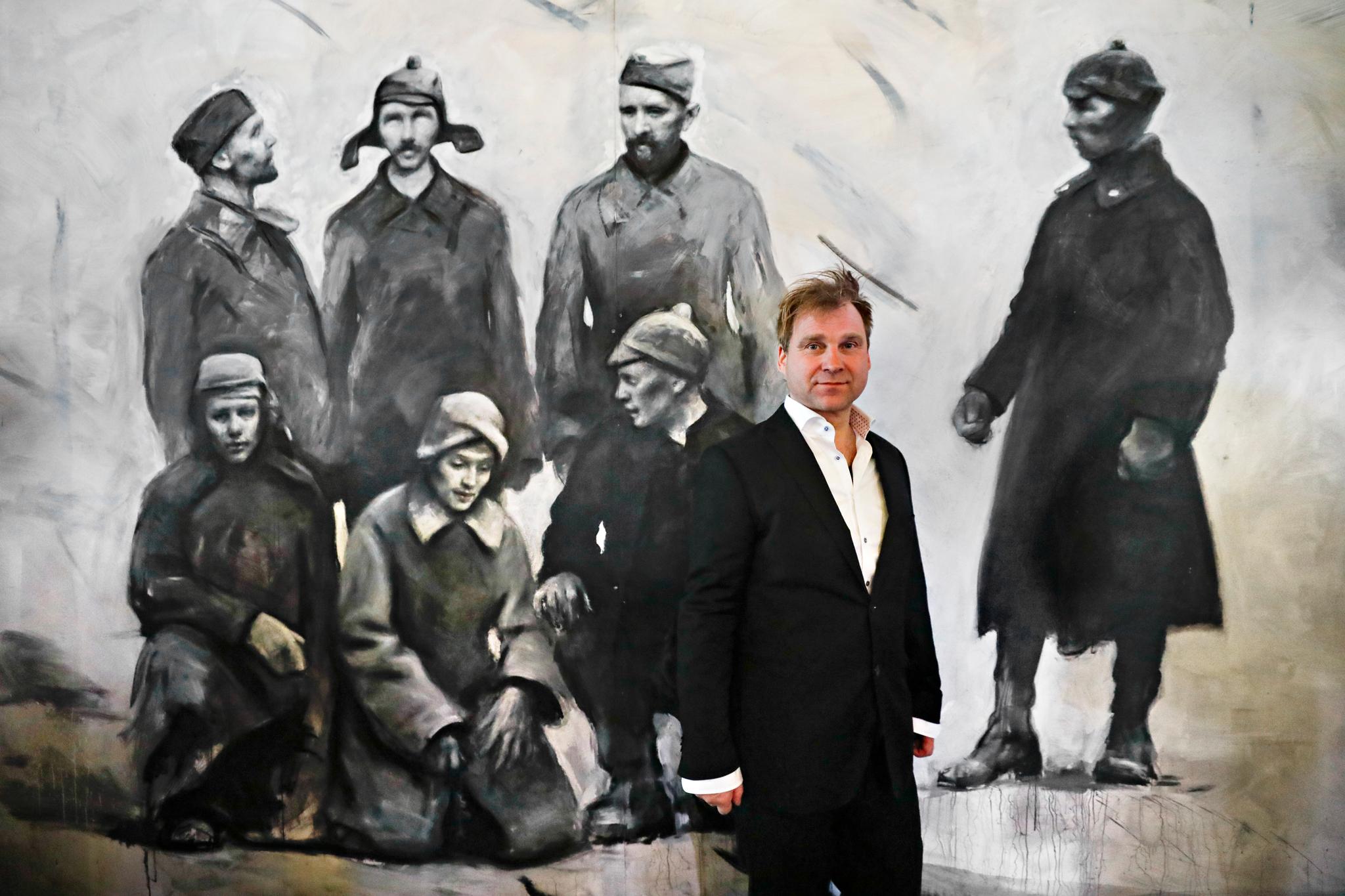 Kunstner Vebjørn Sand foran et av verkene som inngår i kunstinstallasjonen Roseslottet 2020.