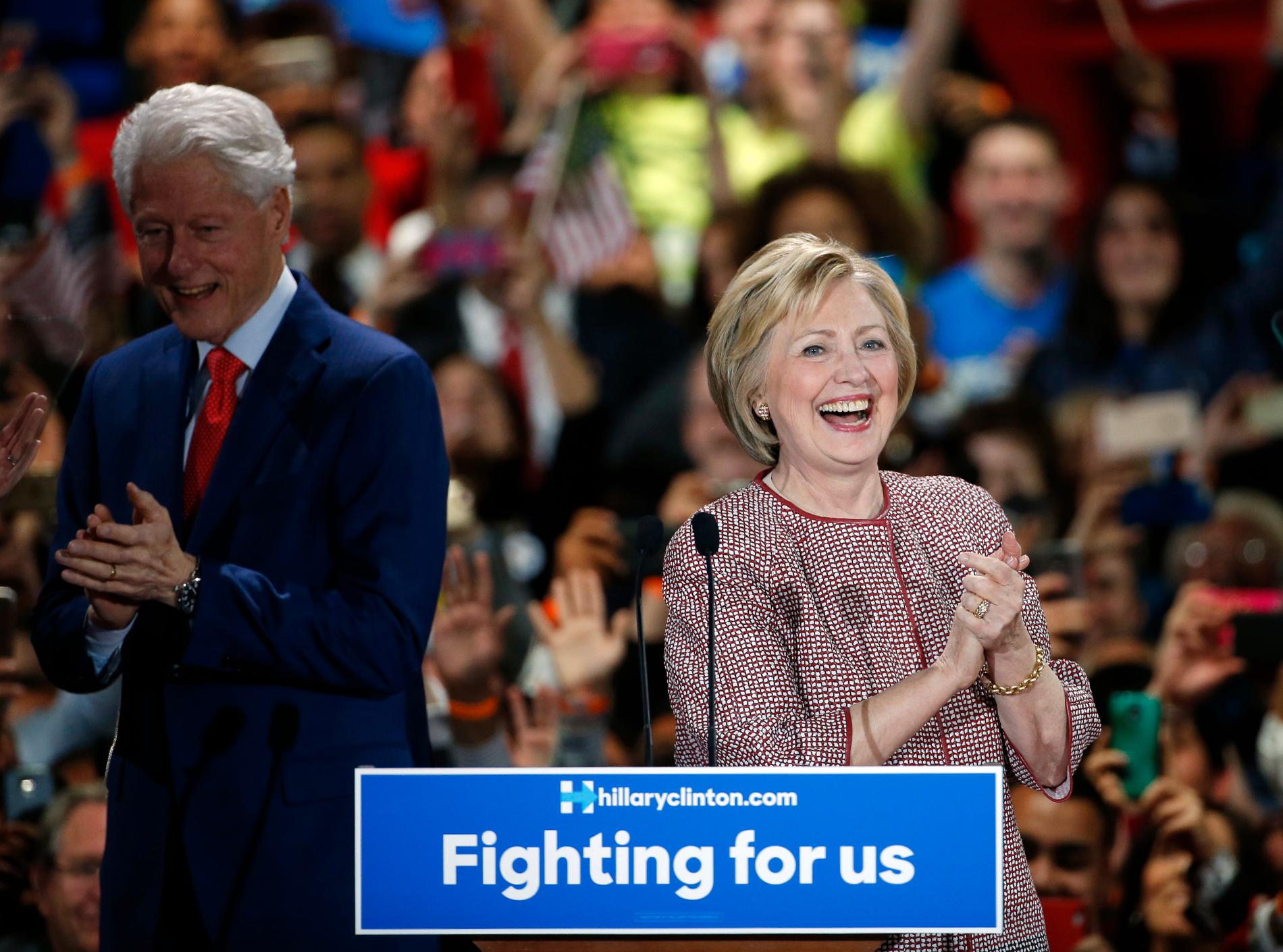 SEIERSKVINNE: Hillary Clinton vant slaget om New York i natt. Nå er den tidligere førstedamen til Bill Clinton (til v.) et skritt nærmere Det hvite hus.