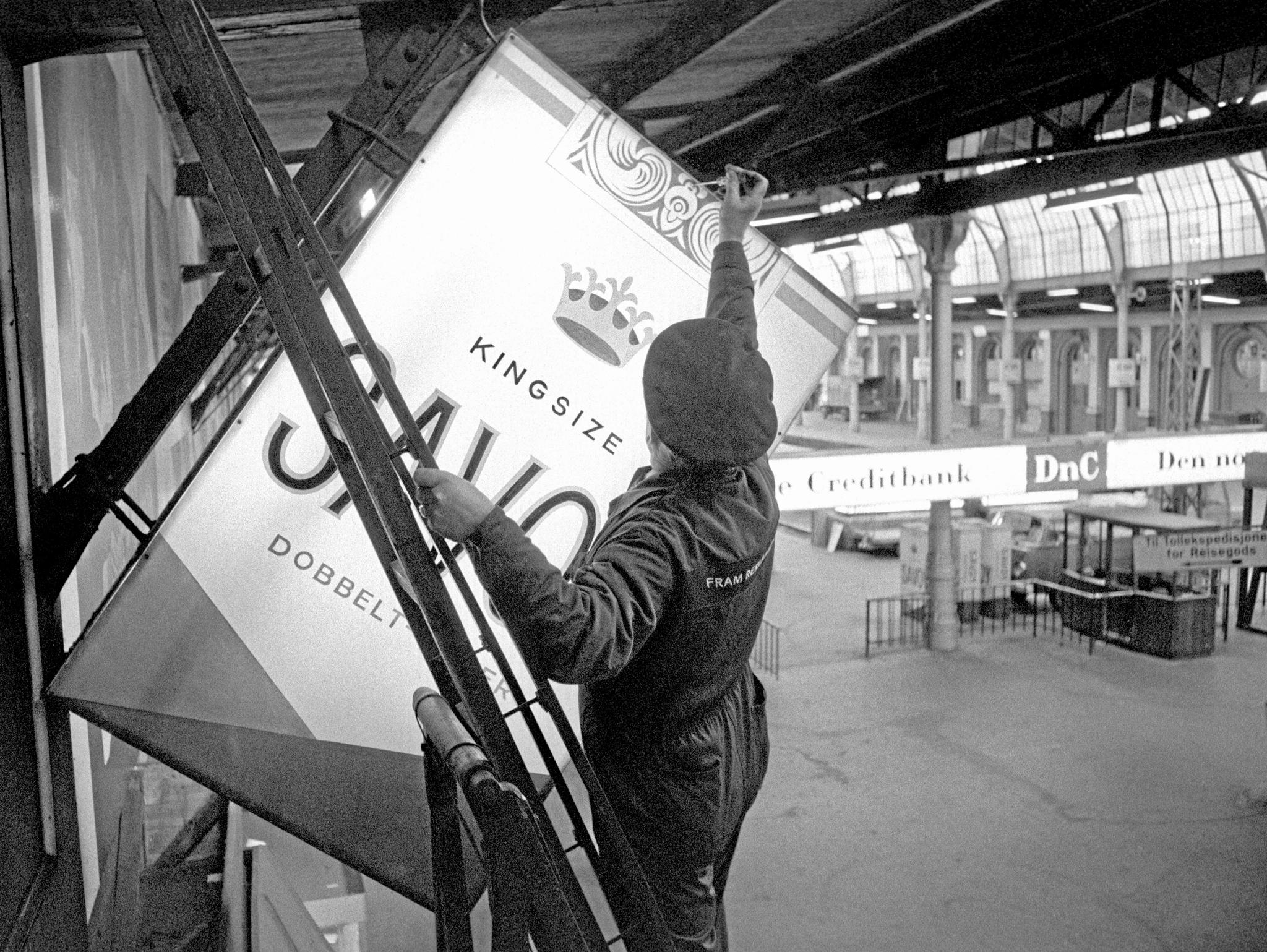 Reklameskilt for sigaretter (sigarettmerket "Savoy") tas ned i Oslo sentrum, 12. desember 1975. 