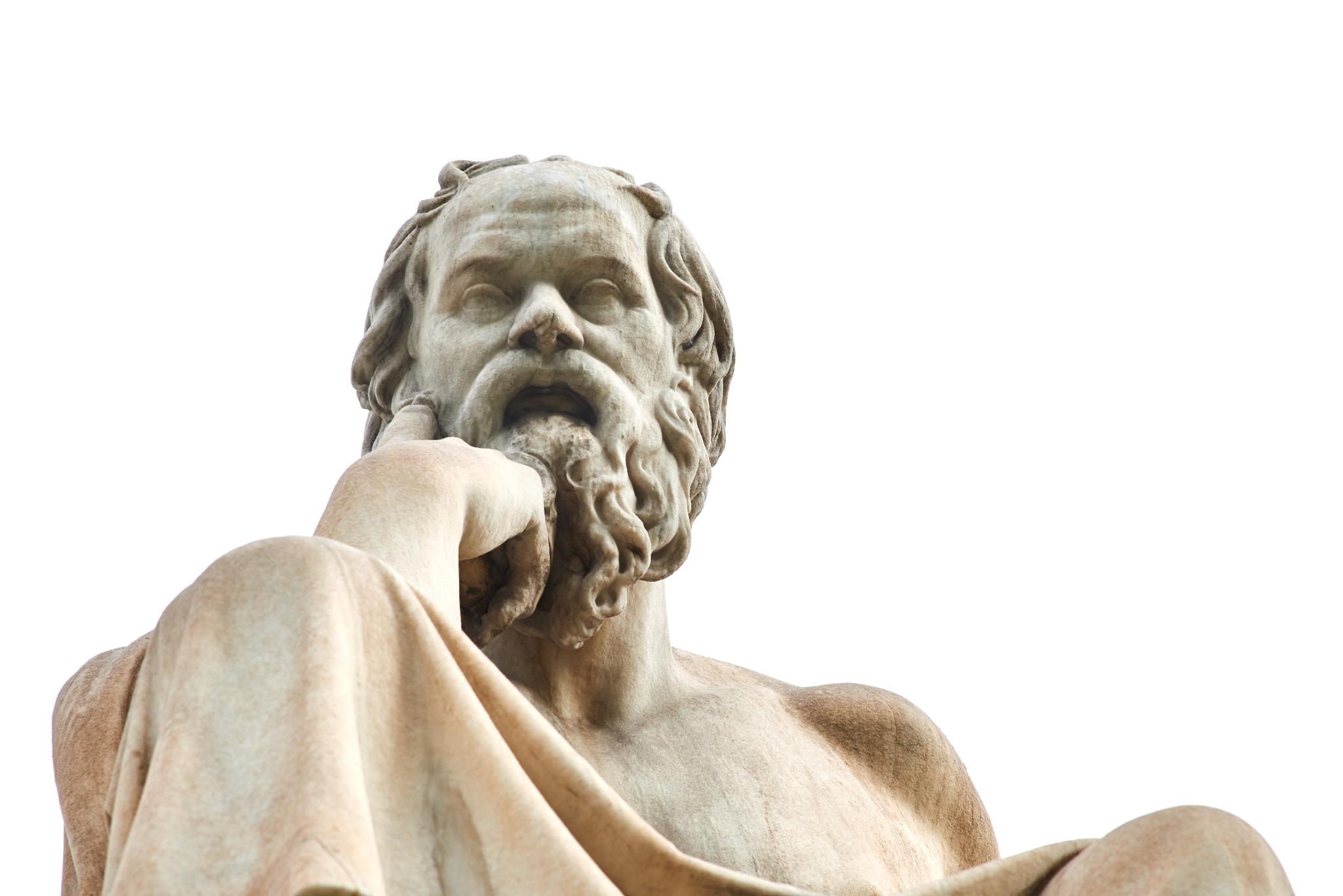 Alt fra antikkens filosofi, her representert ved en av Athens Sokrates-statuer, til moderne fysikk skal pugges, skriver artikkelforfatteren.