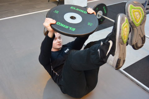 Her viser Jonas Andersen hvordan en kan bruke vektplater til å trene magen.