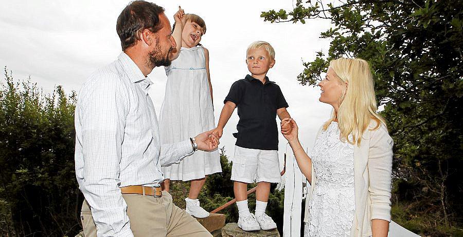 Kronprins Haakon, prinsesse Ingrid Alexandra,  prins Sverre Magnus og kronprinsesse Mette-Marit i anledning kronprins Haakons 37-års dag i sommer.