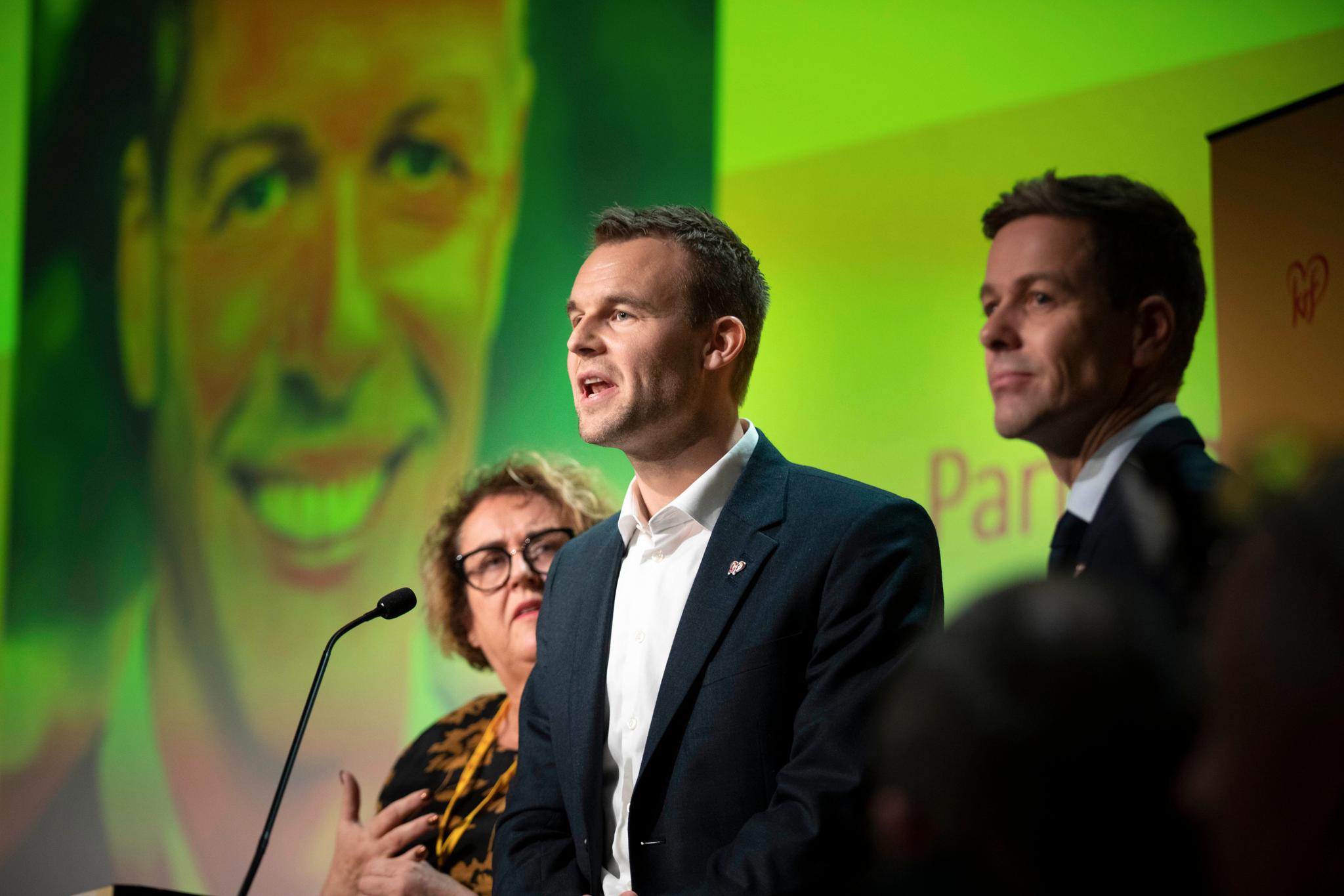  Kjell Ingolf Ropstad, Olaug V. Bollestad og Knut Arild Hareide talerstolen etter stemmegivning på KrF sitt ekstraordinært landsmøte.