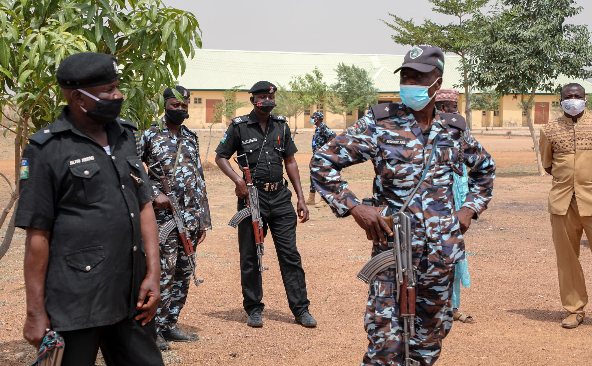 Sikkerhetsstyrker voktet jenteskolen i Jangebe etter massebortføringen av elever i forrige uke. 