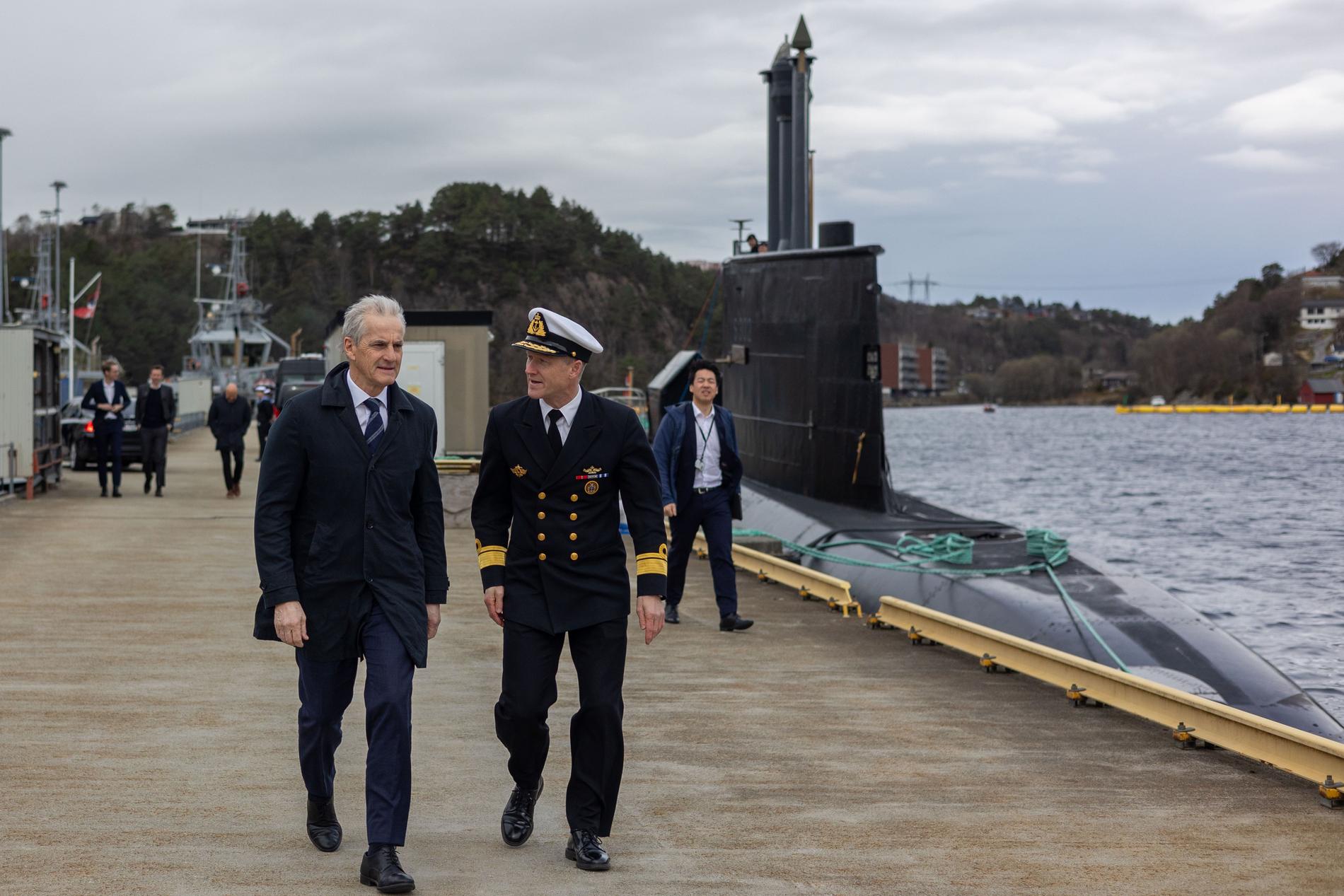 15. april besøkte statsminister Jonas Gahr Støre Haakonsvern sammen med sjefen for Sjøforsvaret, Oliver Berdal. Ifølge regjeringen kan marinebasen bli et «tyngdepunkt i Nato». Det er ikke godt nytt for bergenserne, mener innsenderne.