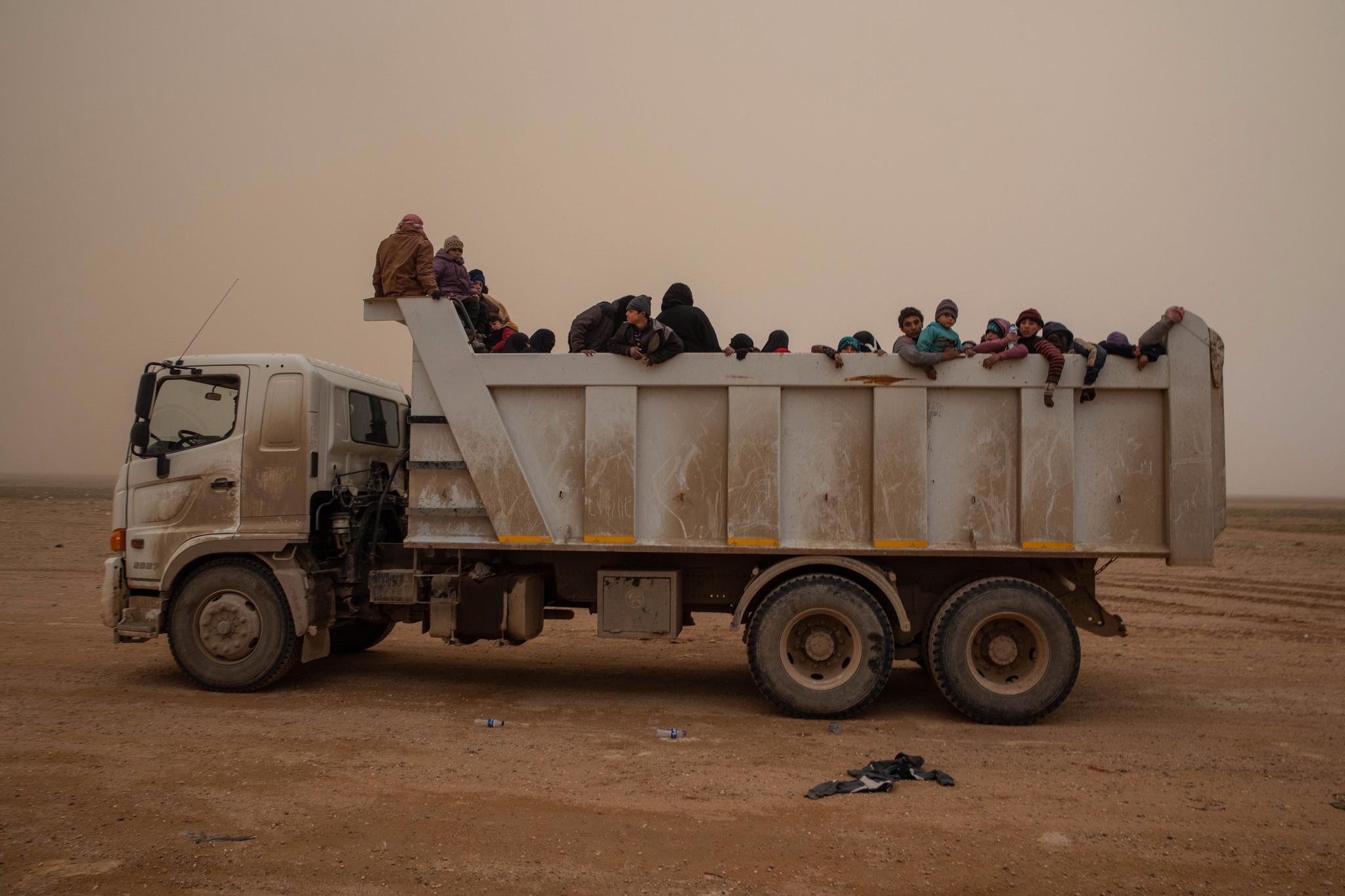 Mange kolonner med flyktninger har kommet ut fra området der USA-støttede SDF har kjempet mot restene av IS.