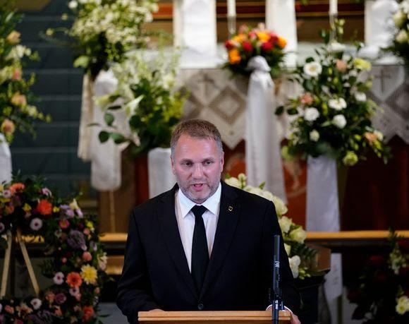 Ole Herman Svein, fungerende ordfører i Malvik, talte under Ingrid Aunes begravelse.