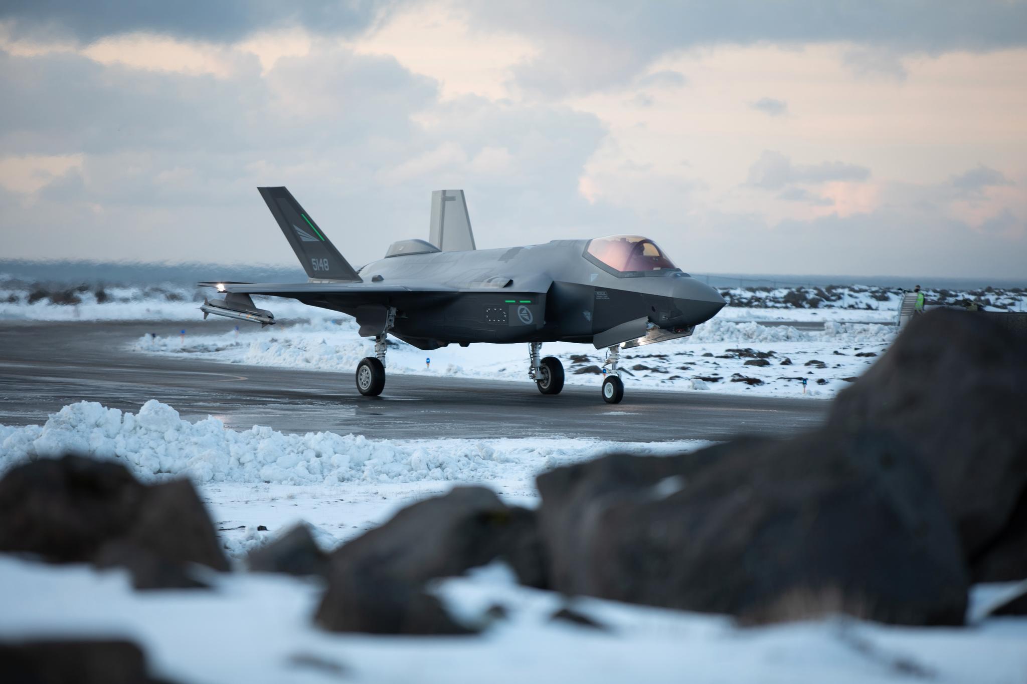 Norges nye kampfly F-35 tas forsiktig i bruk. Her er et av dem på Island under tidligere i år.
