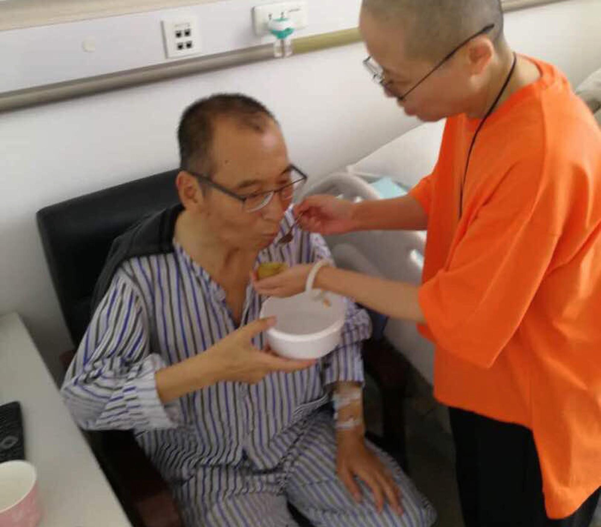 Liu Xiaobo og hans kone Liu Xia på sykehuset i Shenyang der han fikk behandling for fremskreden leverkreft. 