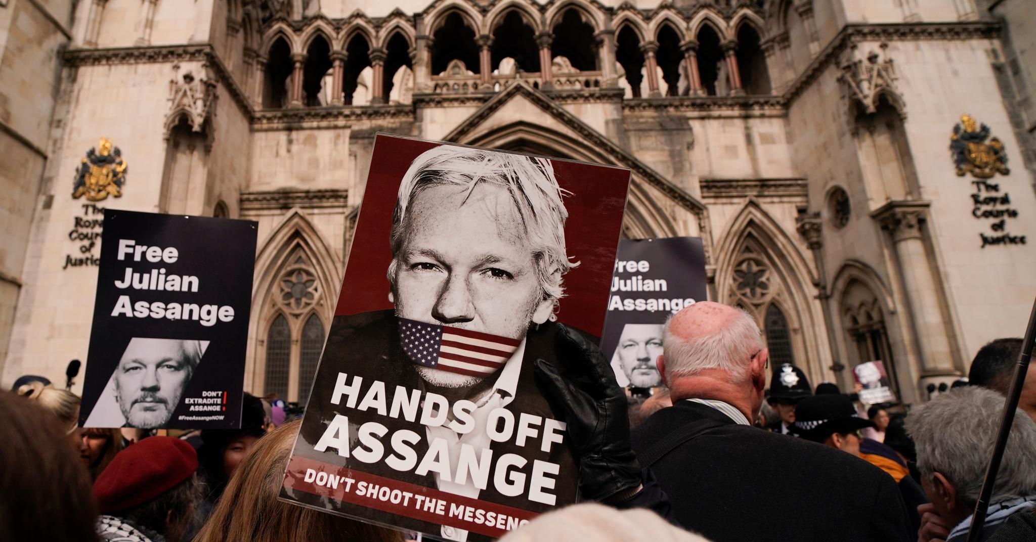 Støttespillere av Julian Assange demonstrerte utenfor rettsbygningen tirsdag. To dommere ga Assange en ny utsettelse før eventuell utlevering til USA.