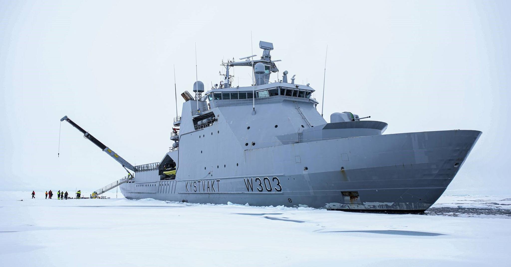 Kystvaktskipet KV Svalbard under et besøk på Nordpolen.