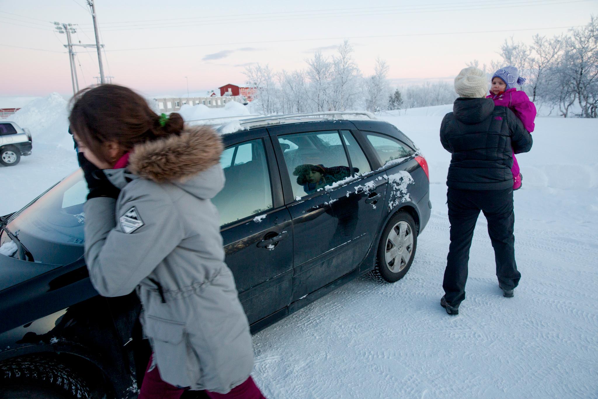 Merete Nordhus (i svart jakke) kjørte en syrisk flyktningfamilie fra Storskog til Kirkenes i januar 2016. Da var det bestemt at asylsøkere som kom fra Russland, skulle sendes tilbake uten at søknadene var behandlet. Foto: Jan-Morten Bjørnbakk / NTB scanpix