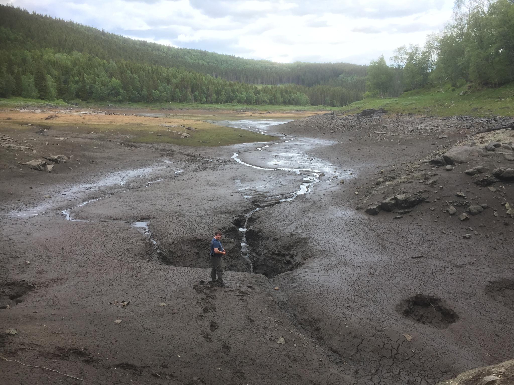 Slik så Engavatnet ut etter tømming i forrige uke. Jan Odvar Nielsen, velfjording og lokal grotteentusiast, opplevde sist at Engavatnet ble tømt i 2014.