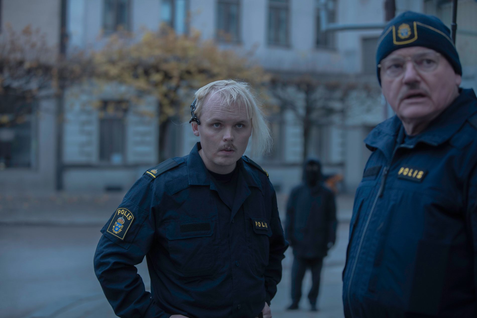Alfred Svensson og Dan Ekborg spiller politibetjentene som gjør så godt de kan i den svenske TV-serien «Folk med angst». 