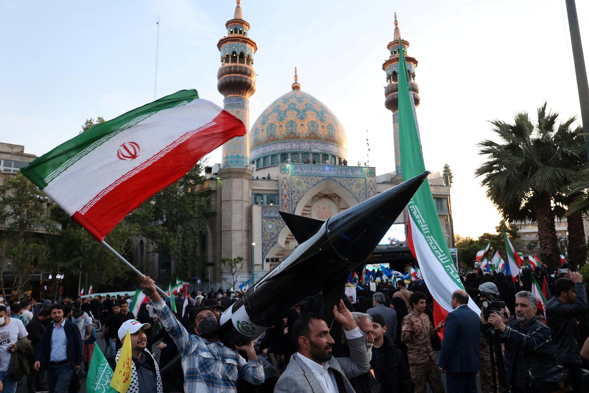 Iranere i Teheran feirer angrepet på Israel.