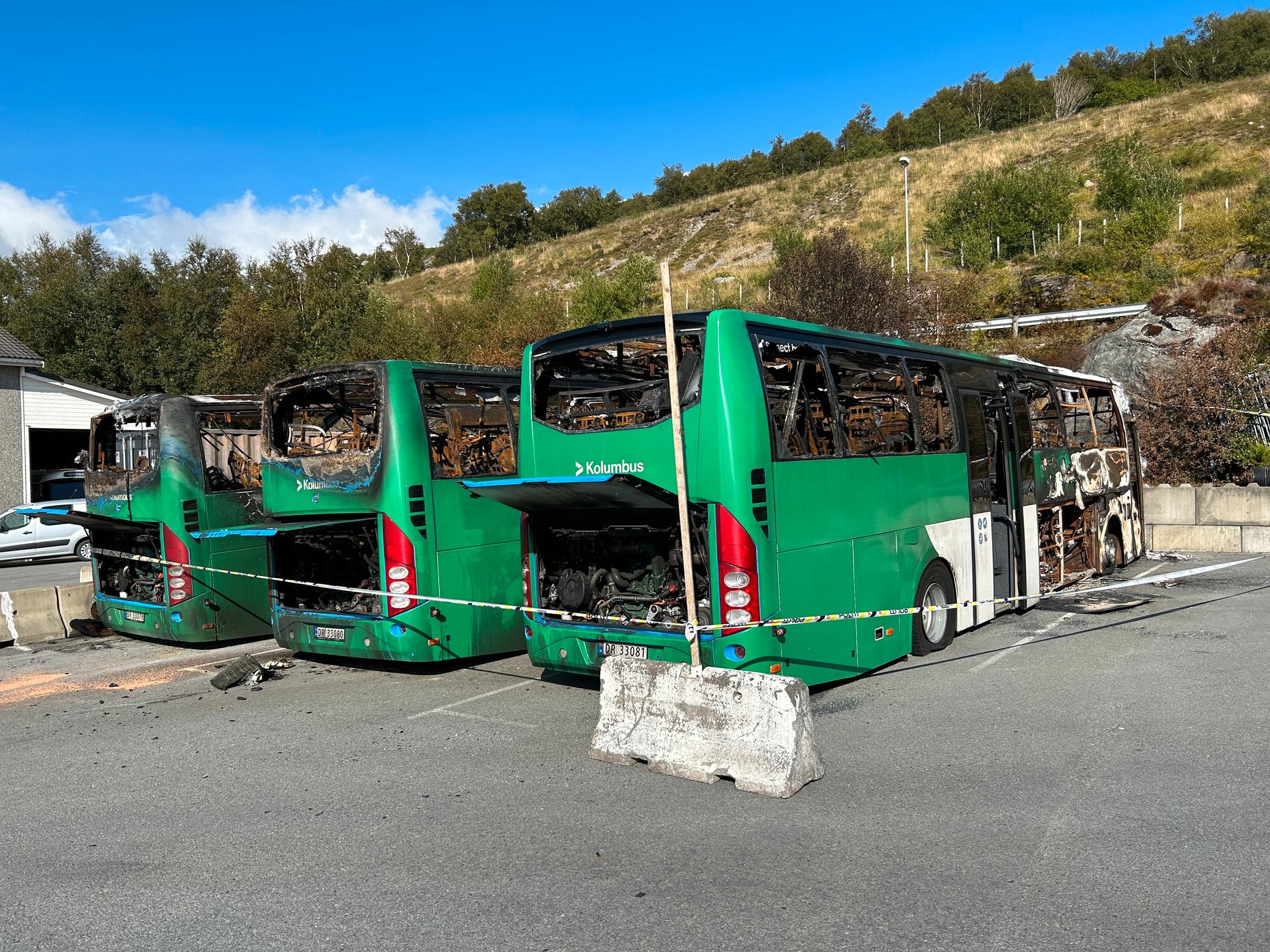 Åstaden er nå frigitt kring tre utbrende bussar på Mosterøy.