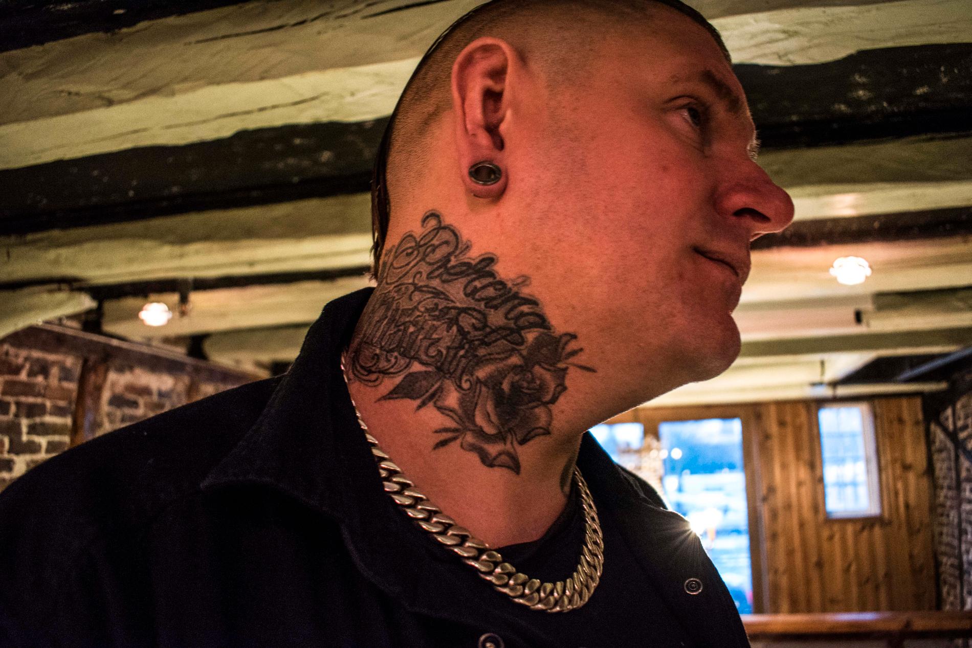 Det er svært få som kaller Anders Strøm for navnet hans, det går heller mer i Piercingartisten. Da han hadde hatt kallenavnet i ti år, tatoverte han det på halsen.