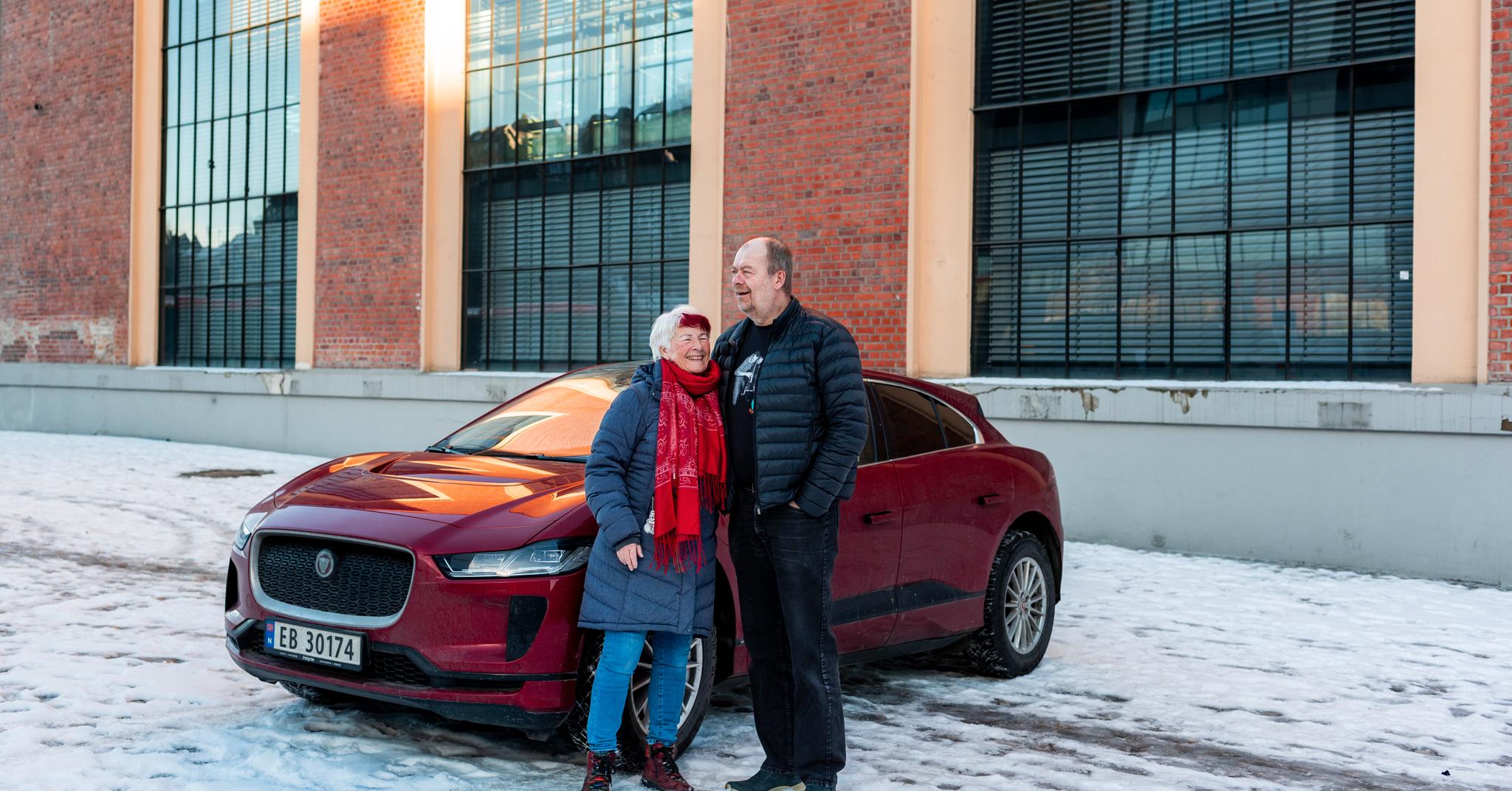 Ørn Terje Foss og Marianne Moltke-Hansen fra Oslo er relativt ferske elbil-eiere. De kjøpte sin første elbil i 2020. 