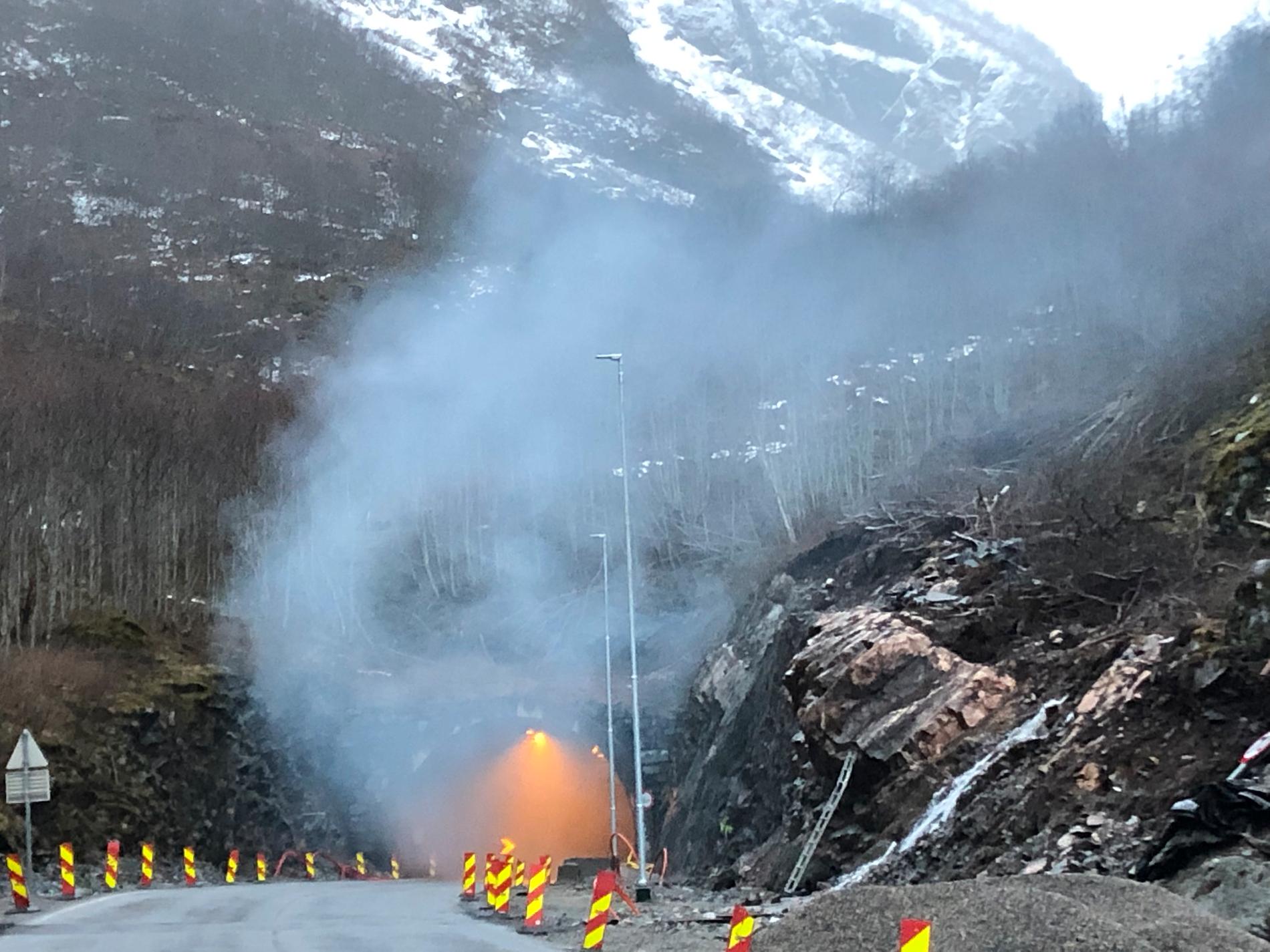 RØYK: Aurland brannvern har rykket inn for finsøk og etterslukking.