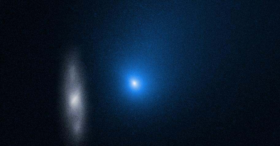 Dette bildet av kometen Borisov fra et annet solsystem er tatt av Hubble-teleskopet til NASA. Til venstre sees lyset av en annen galakse. Halen består av støv og gasser.