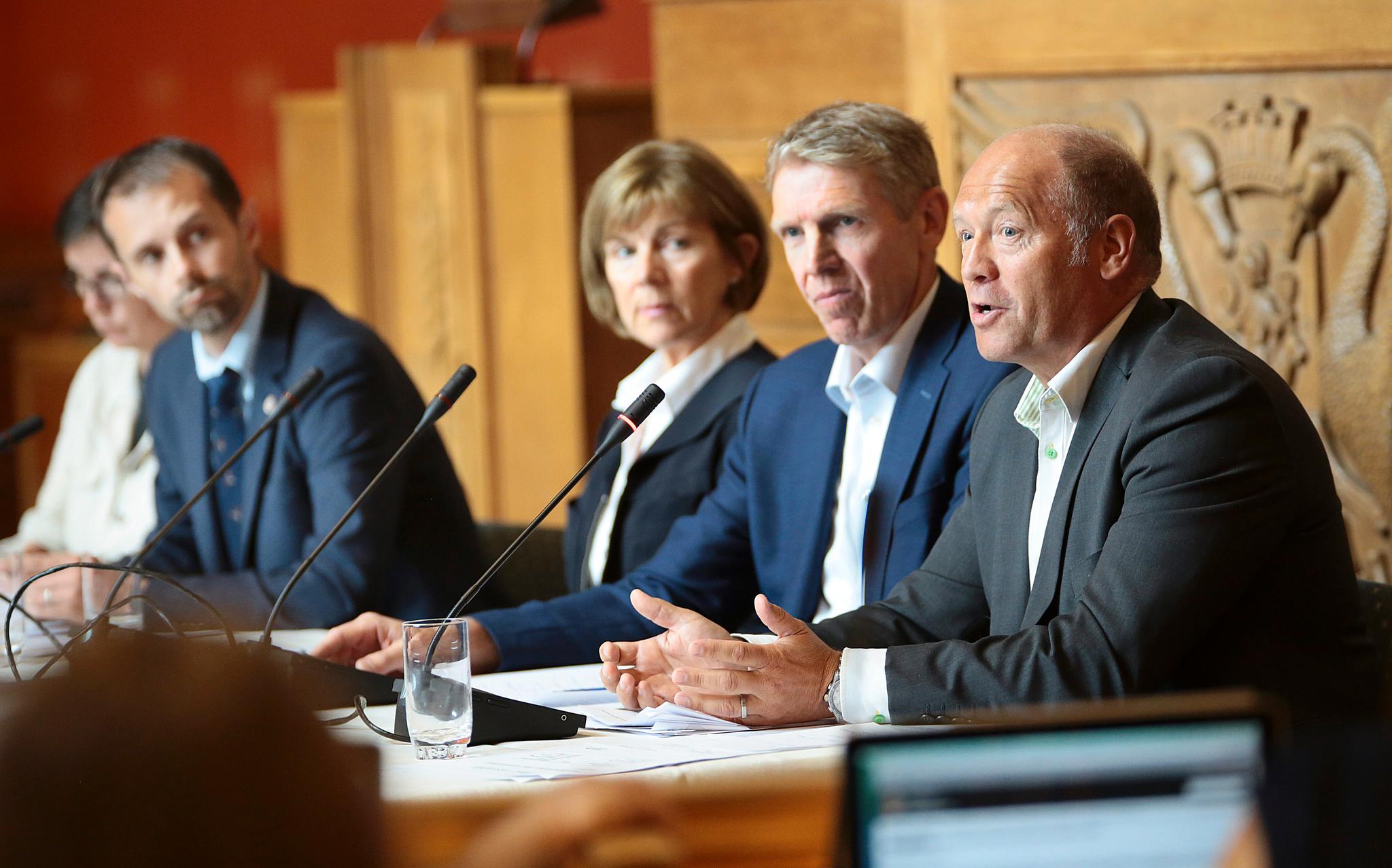 Per Morten Johansen (til høyre) fotografert under en høring i Oslo rådhus i 2014. Til venstre for ham er Jon Carlsen, som måtte gå av som toppsjef for Boligbygg etter DN-avsløringen som viste at det kommunale foretaket hadde kjøpt boliger av konkursryttere for flere hundre millioner kroner.