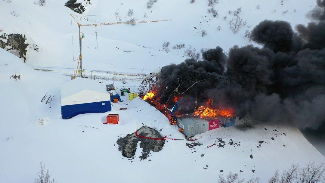 Store verdier har gått tapt i brannen på anleggsområdet ved den nye Skarvbergtunnelen i Finnmark. 