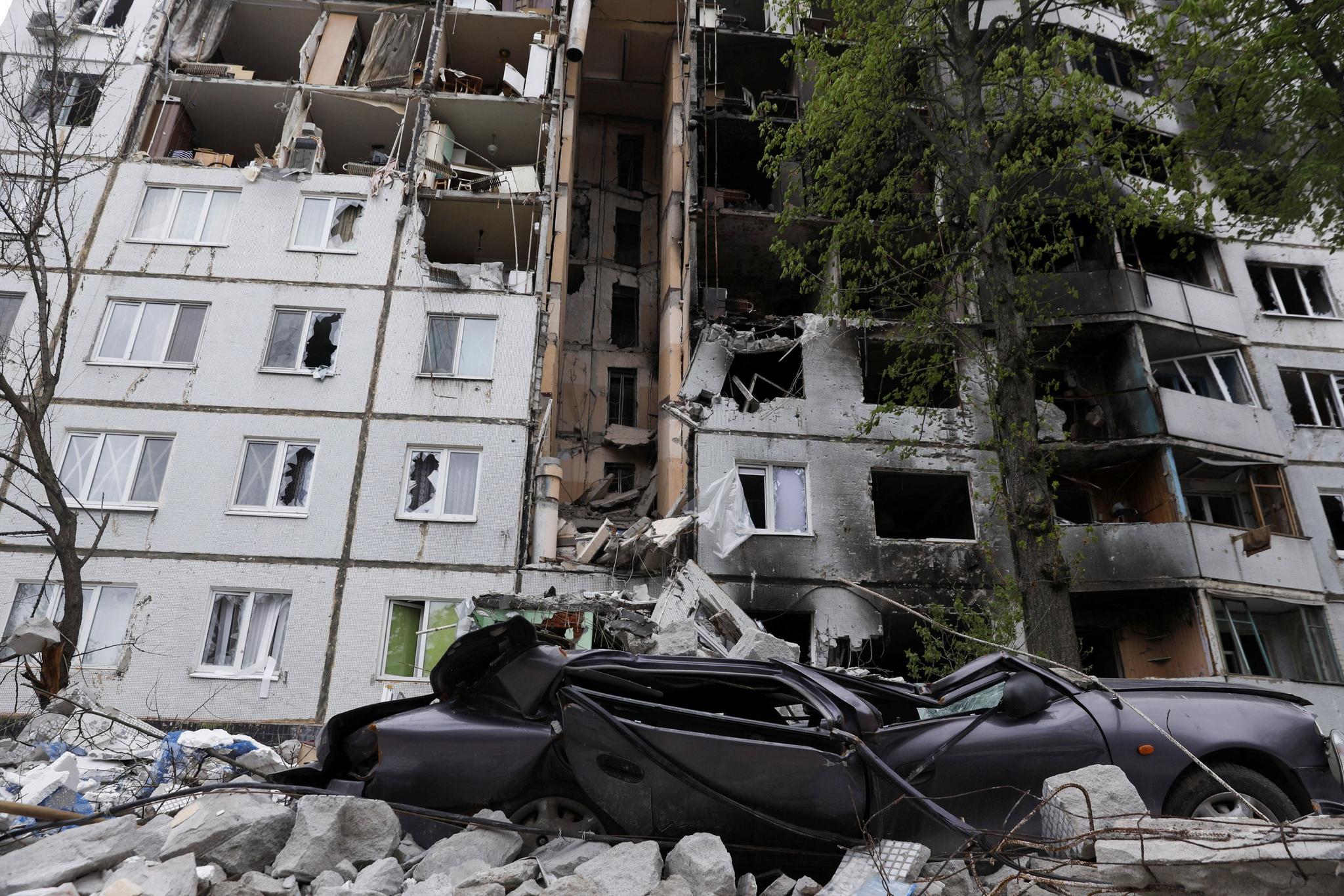 Bildet av denne bombede bygningen i Kharkiv er tatt fredag. Angrepene mot byen fortsatte lørdag.