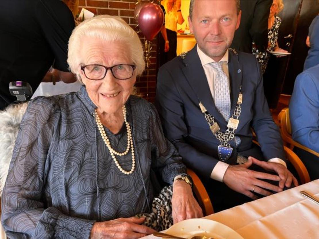 I dag fylte Ruth Bø 100 år og festen ble holdt med familie på forsamlingshuset. Til stede var også ordfører Jarle Bø. 