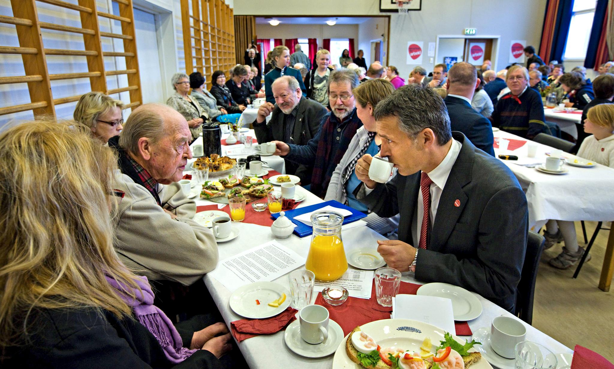 Daværende statsminister Jens Stoltenberg spiste 1. mai-frokost med medlemmer i Tangen Arbeiderlag i 2010. Han diskuterte løsningen om gråsonen i Barentshavet med tidligere statsminister Odvar Nordli.