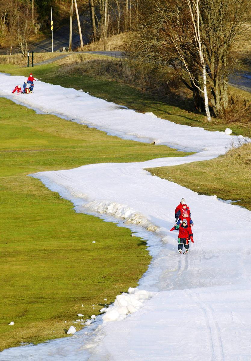 Vi må belage oss på at det blir mildere vintre fremover. En arbeidsgruppe i Skiforeningen har laget en rapport med forslag som kan gjøre at vi kan gå på ski i Oslomarka i årene fremover også. Dette bildet ble tatt på Greverud i begynnelsen av januar i 2005. 