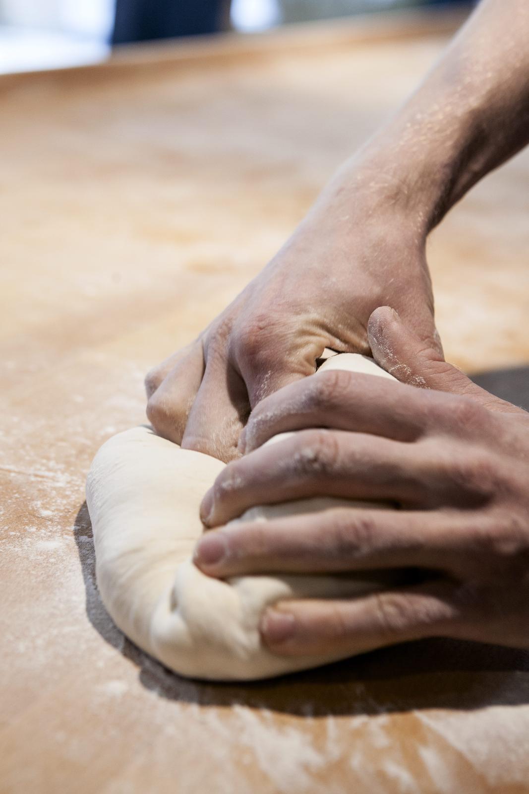 Rull deigen til en tett pølse, da skapes et brød med spenning.