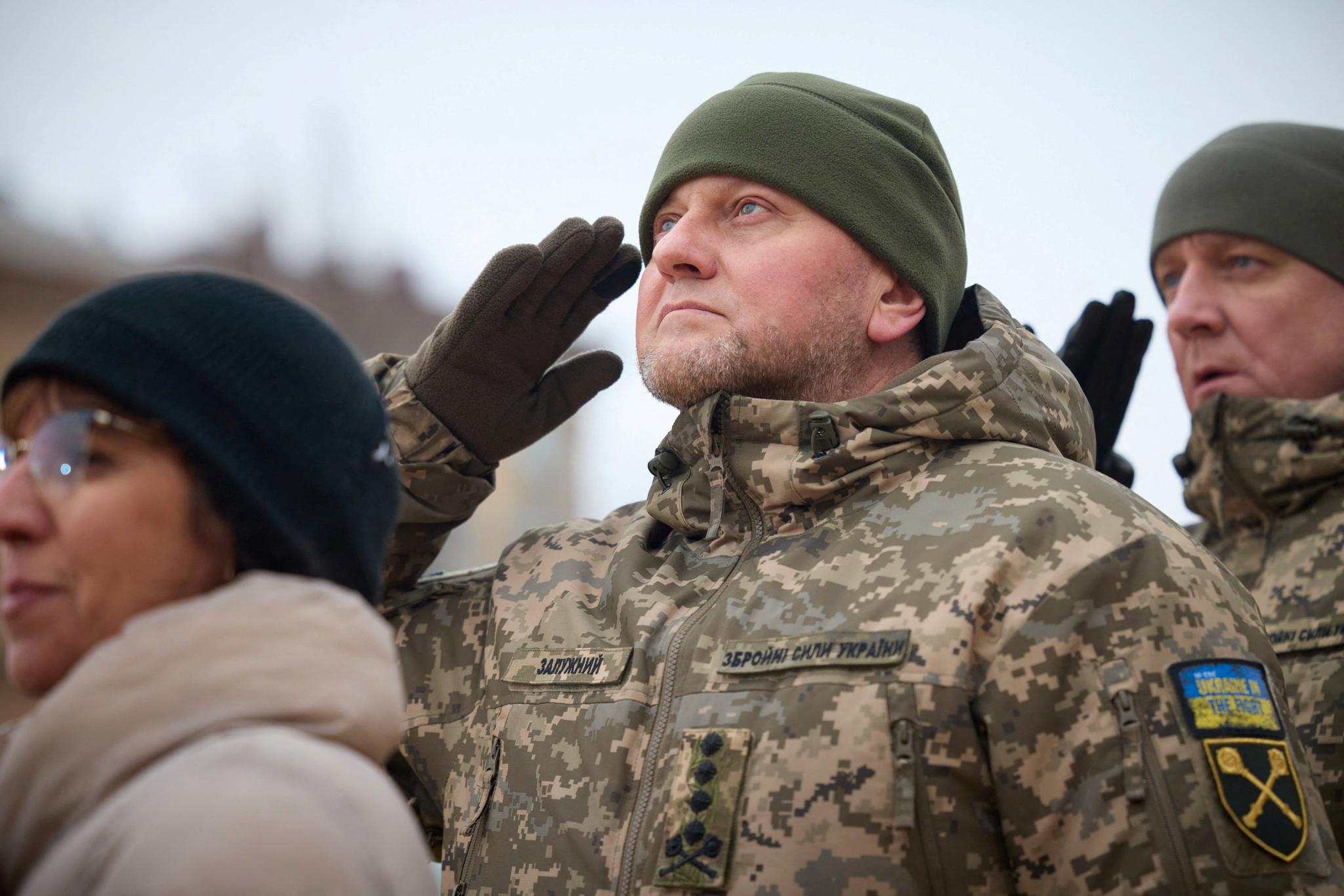 Den ukrainske forsvarssjefen Valerii Zaluzhnyi deltar i en seremoni på ettårsdagen for den russiske invasjonen av Ukraina, i Kyiv, 24. februar 2023.