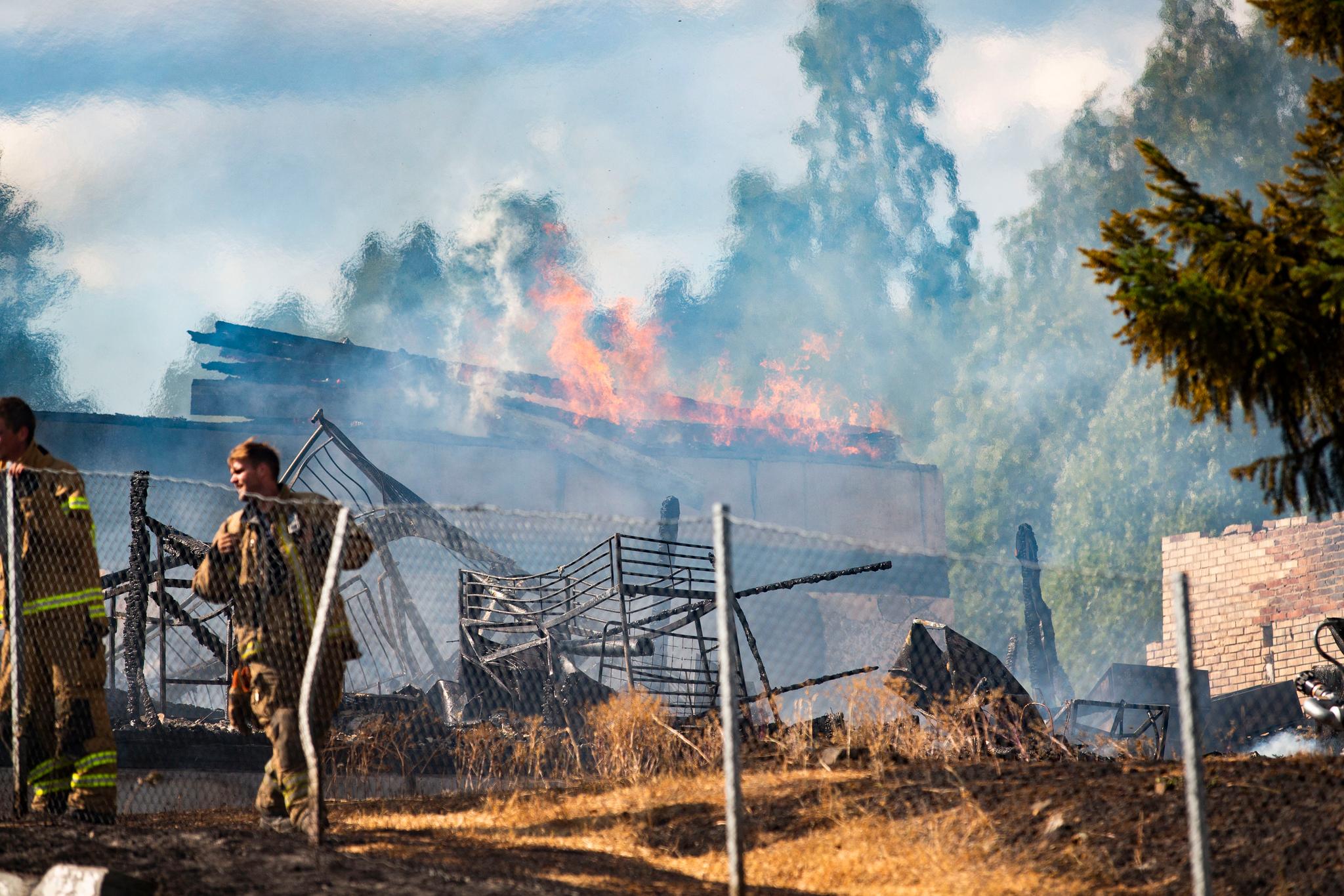 Gamle Lundby skole ved Lunner brant ned fredag ettermiddag. Foto: Fredrik Hagen / NTB scanpix