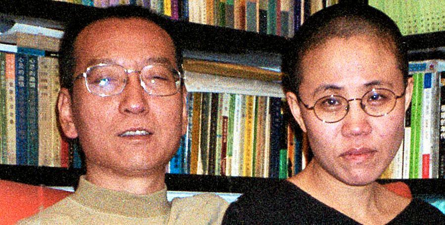 Liu Xiaobo (t.v)er tildelt Nobels fredspris for 2010. Liu er dømt til 11 års fengsel for dissident-virksomhet i Kina. Her er han og kona Liu Xia. FOTO: AFP