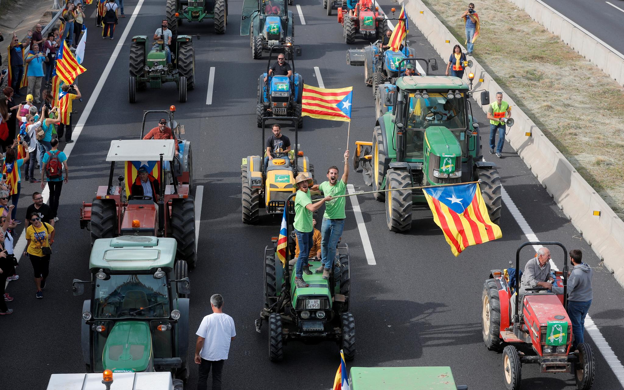 Demonstrantene tok blant annet i bruk traktorer i markeringene, der de viftet med katalanske flagg. 