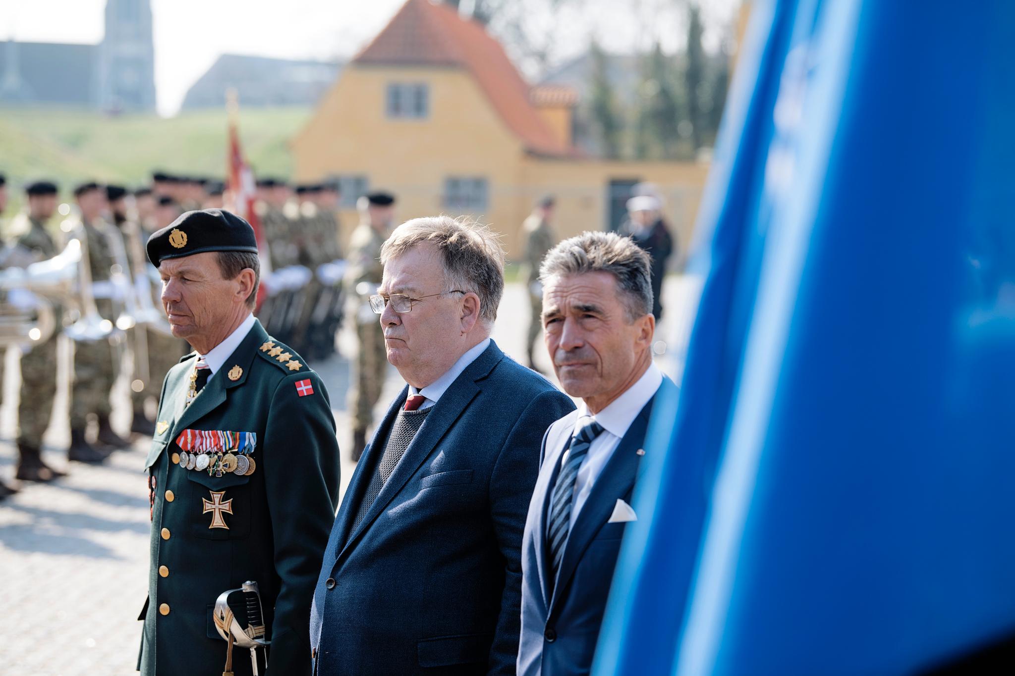 Danmarks tidligere forsvarsminister Claus Hjort Frederiksen (i midten) bekrefter at han er siktet for å ha overtrådt grensene for sin ytringsfrihet. Her er han fotografert med tidligere NATO-generalsekretær Anders Fogh Rasmussen i 2019. 