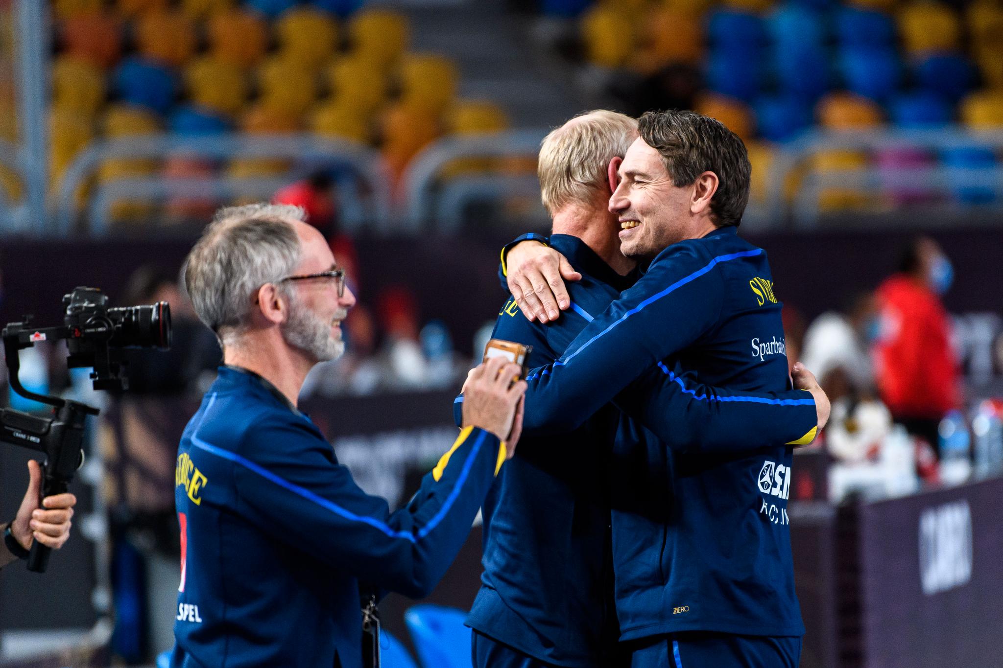 Omfavnelser er lov i denne kohorten. Trener Glenn Solberg (t.h.) omfavner målvaktstreer Mats Olsson,  som også er med det norske kvinnelandslaget. 