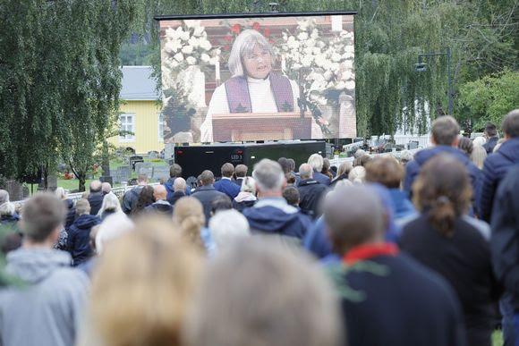 Da Ingrid Bolstad Kunzendorf talte inne i kirken, satt flere hundre utenfor og så på.