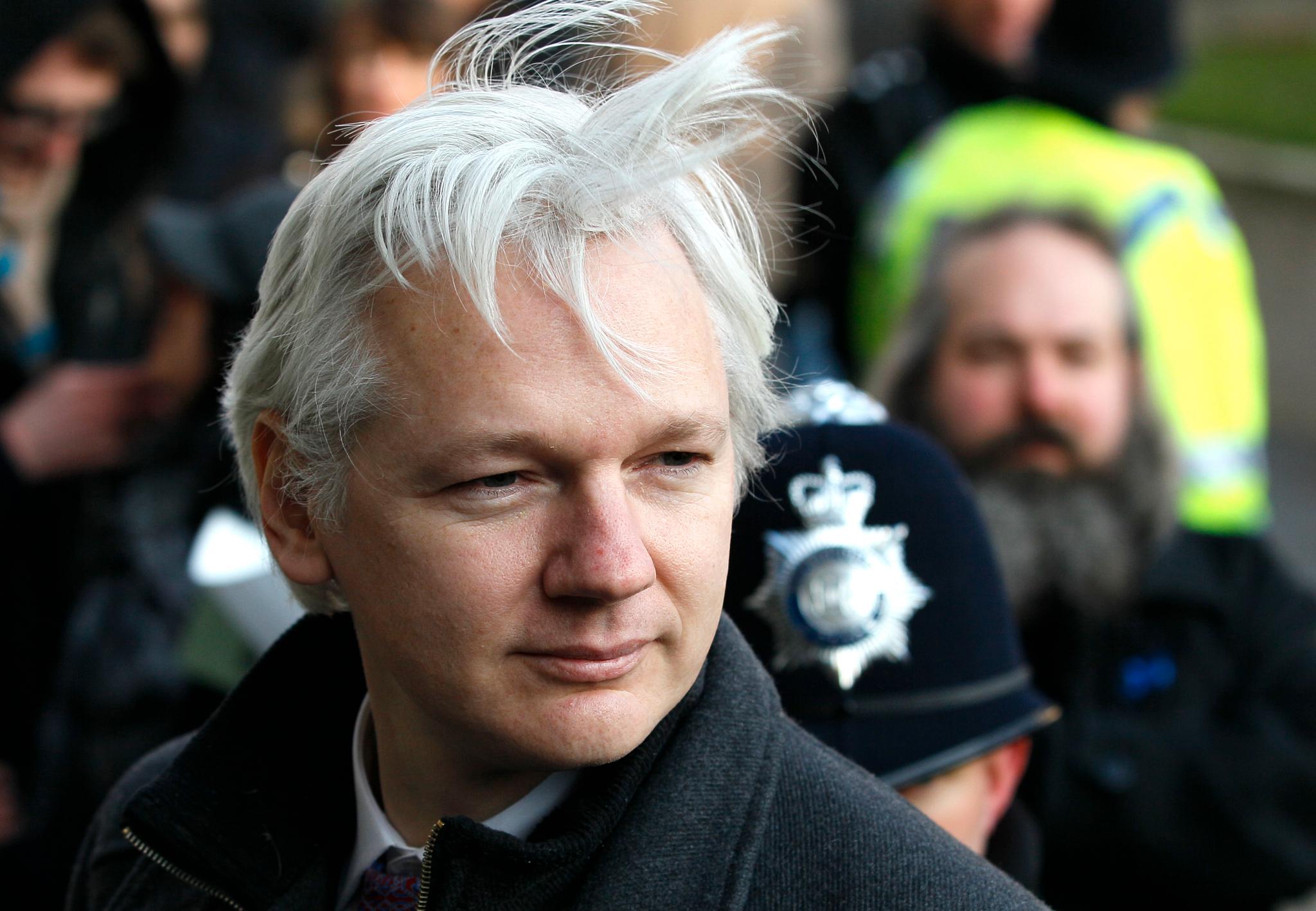 Grunnleggeren av  WikiLeaks, Julian Assange, ankommer Høyesterett i 2012.