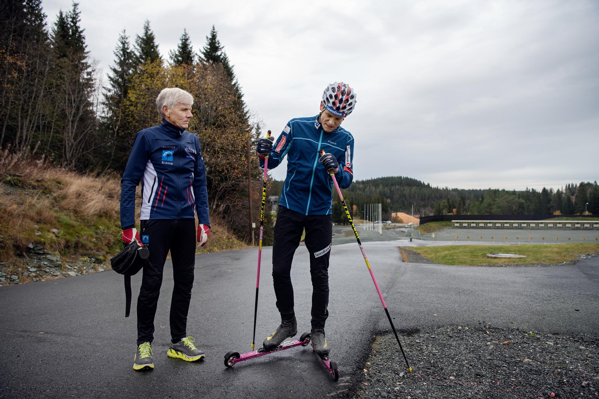 NÆRT FORHOLD: Bestefar Kåre Høsflot og Johannes Høsflot Klæbo er her på en treningsøkt i Granåsen i 2018. 