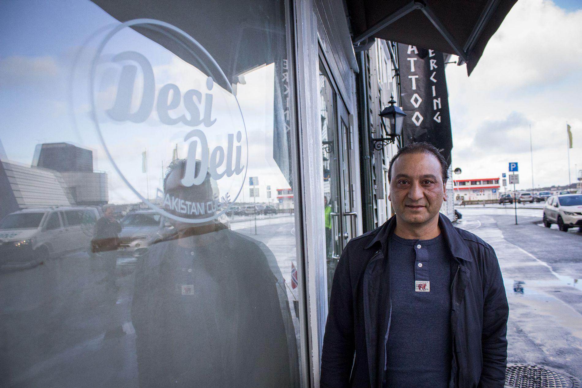 Imtanan Malik driver Desi Deli på Østervågkaien i Stavanger. Han forteller at restauranten er familievennlig, og de har derfor bevisst unnlatt å søke sjenkebevilling. Nå får det konsekvenser.