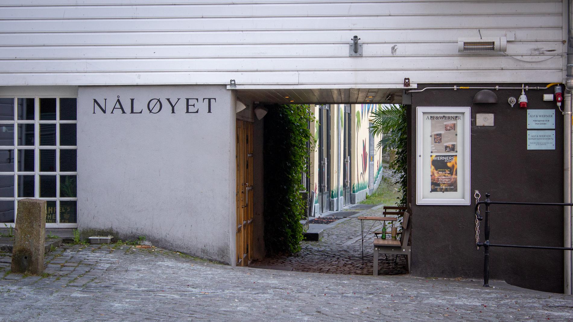 Nåløyet i Stavanger sentrum ble stengt av politiet natt til søndag 15. september. Kort tid etter kunne lokalet åpne igjen, da med en ordensvakt ved inngangen. 
