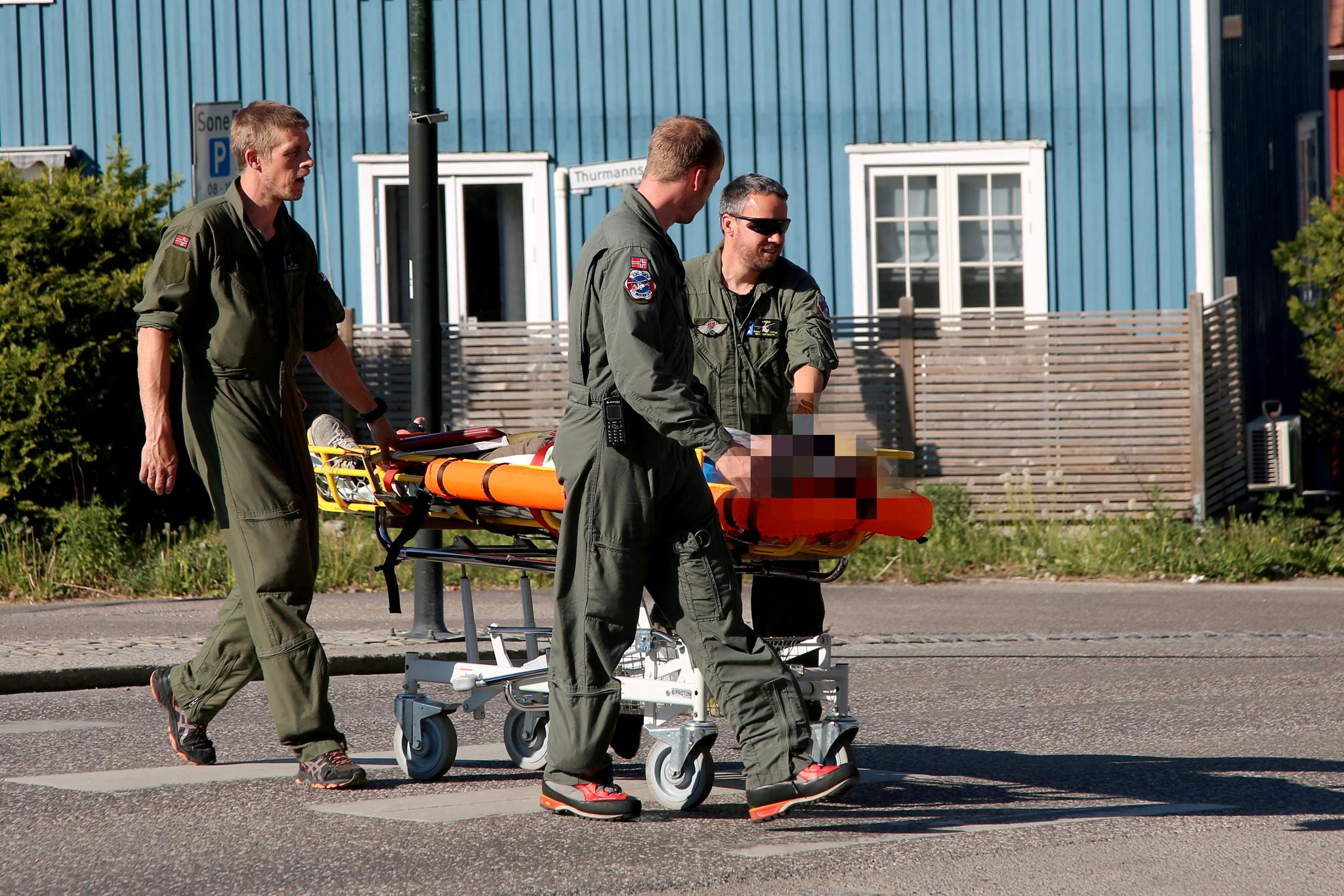Paragliderpiloten ble fløyet til Sykehuset i Vestfold (SiV) Tønsberg med et Sea King redningshelikopter.