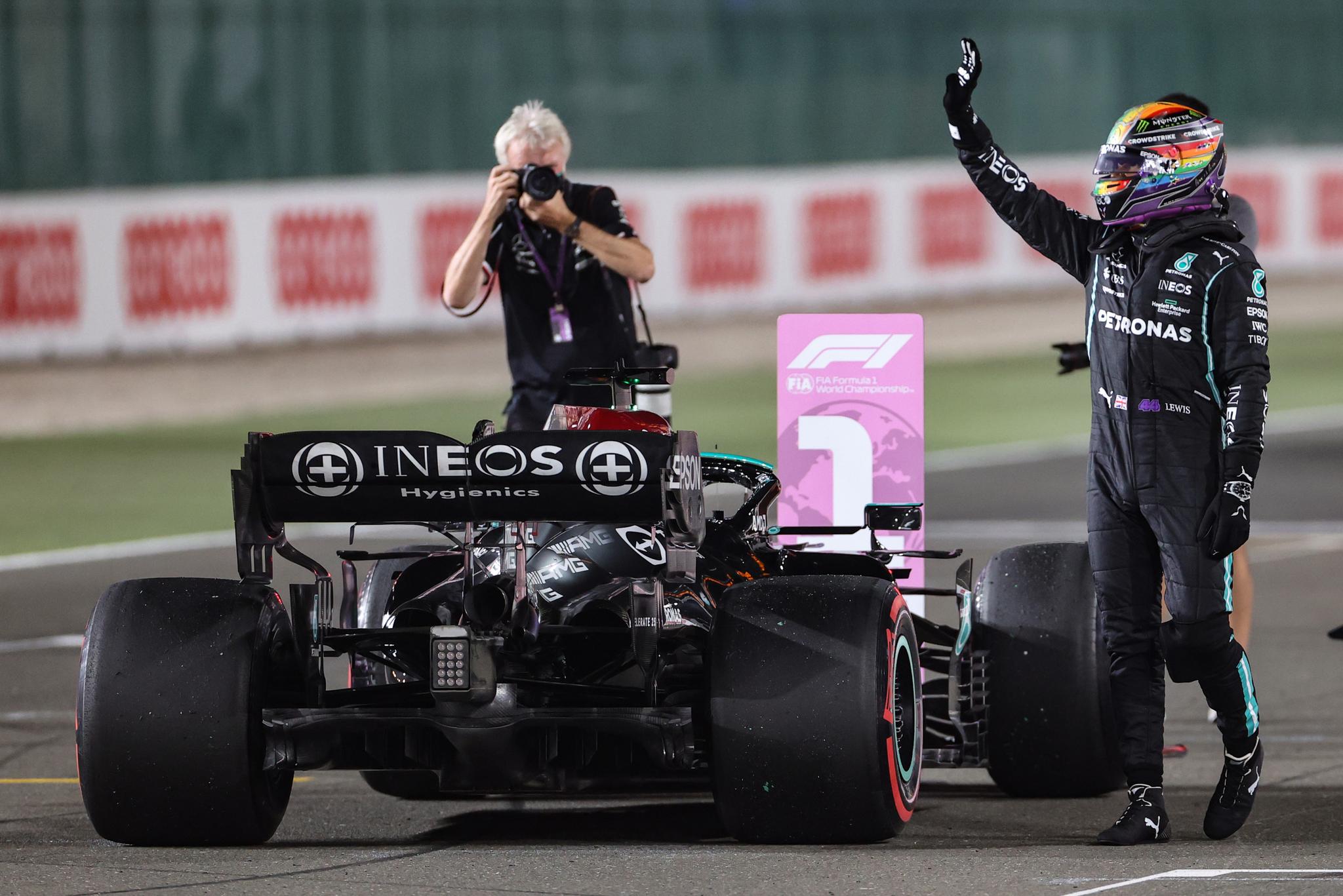 OMSTRIDT: Mercedes’ bakvinge er en snakkis i Formel 1. Her er Lewis Hamilton etter kvalifiseringen i Qatar i helgen.