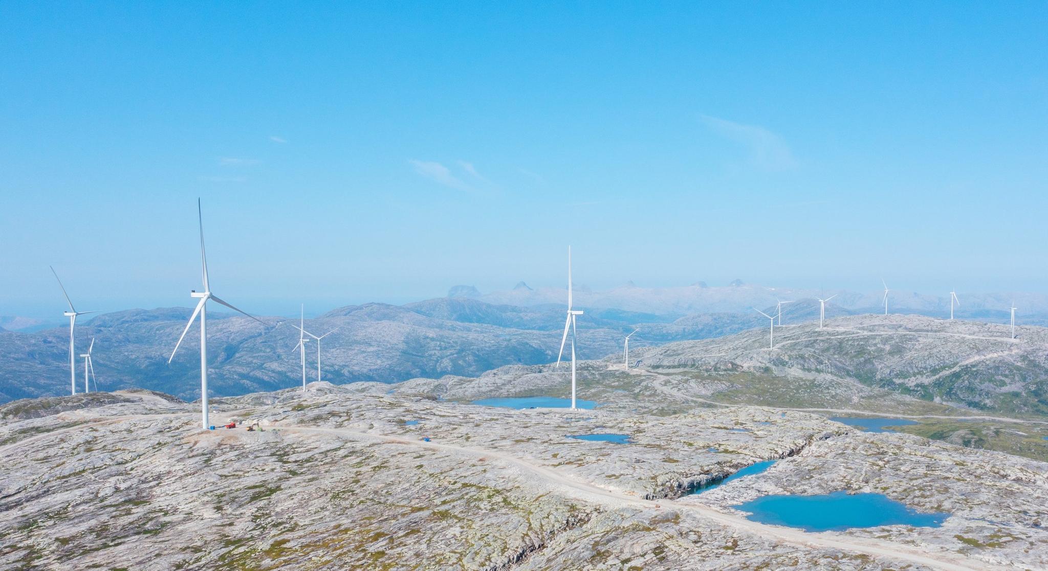 De 72 vindmøllene på Øyfjellet i Nordland dekker et stort område, som blant annet brukes til å flytte rein fra sommerbeite til vinterbeite.