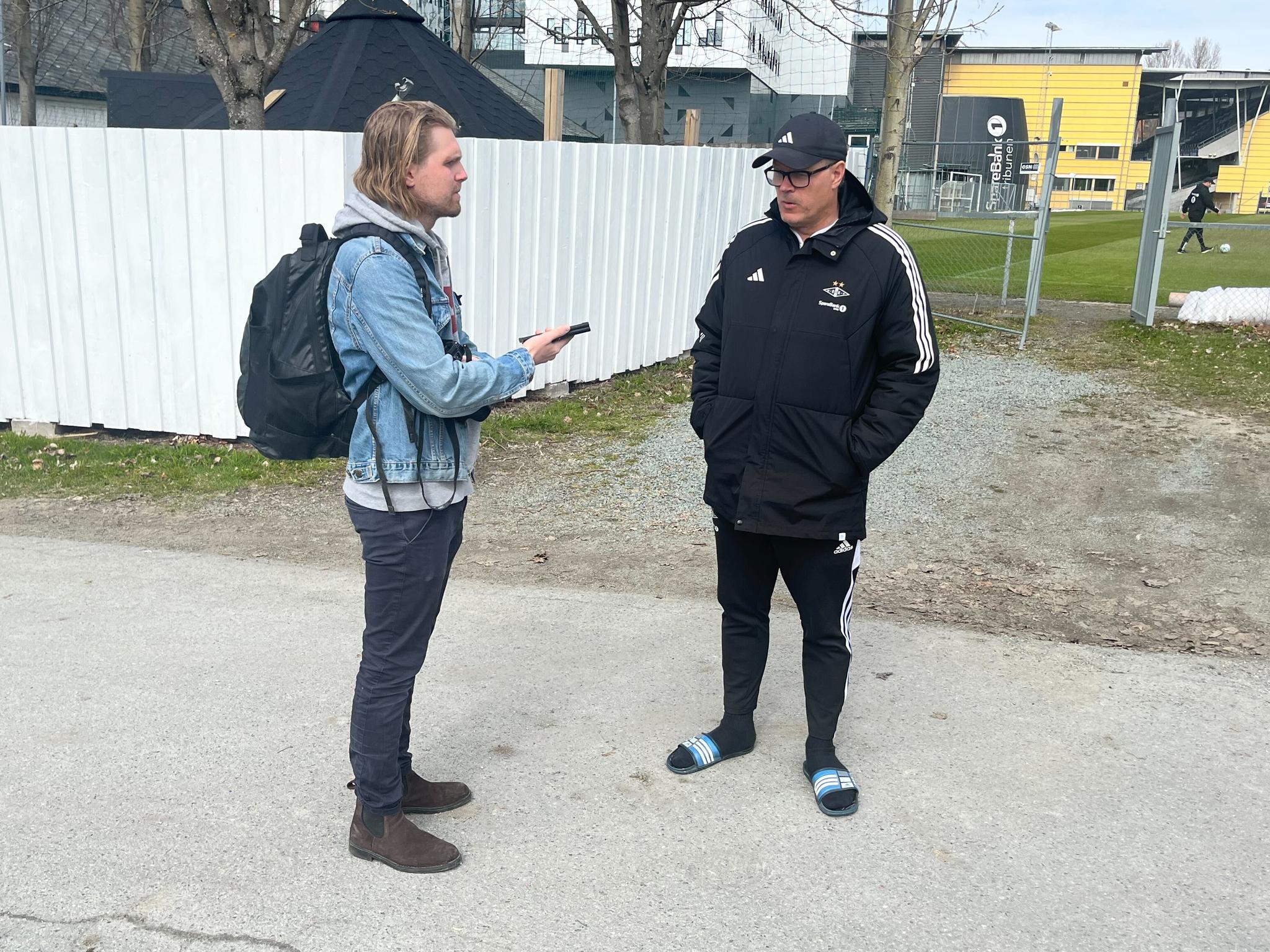 DAGEN DERPÅ: Rosenborg-trener Kjetil Rekdal møtte pressen dagen etter tapet for Vålerenga. Her i intervju med Nidaros.