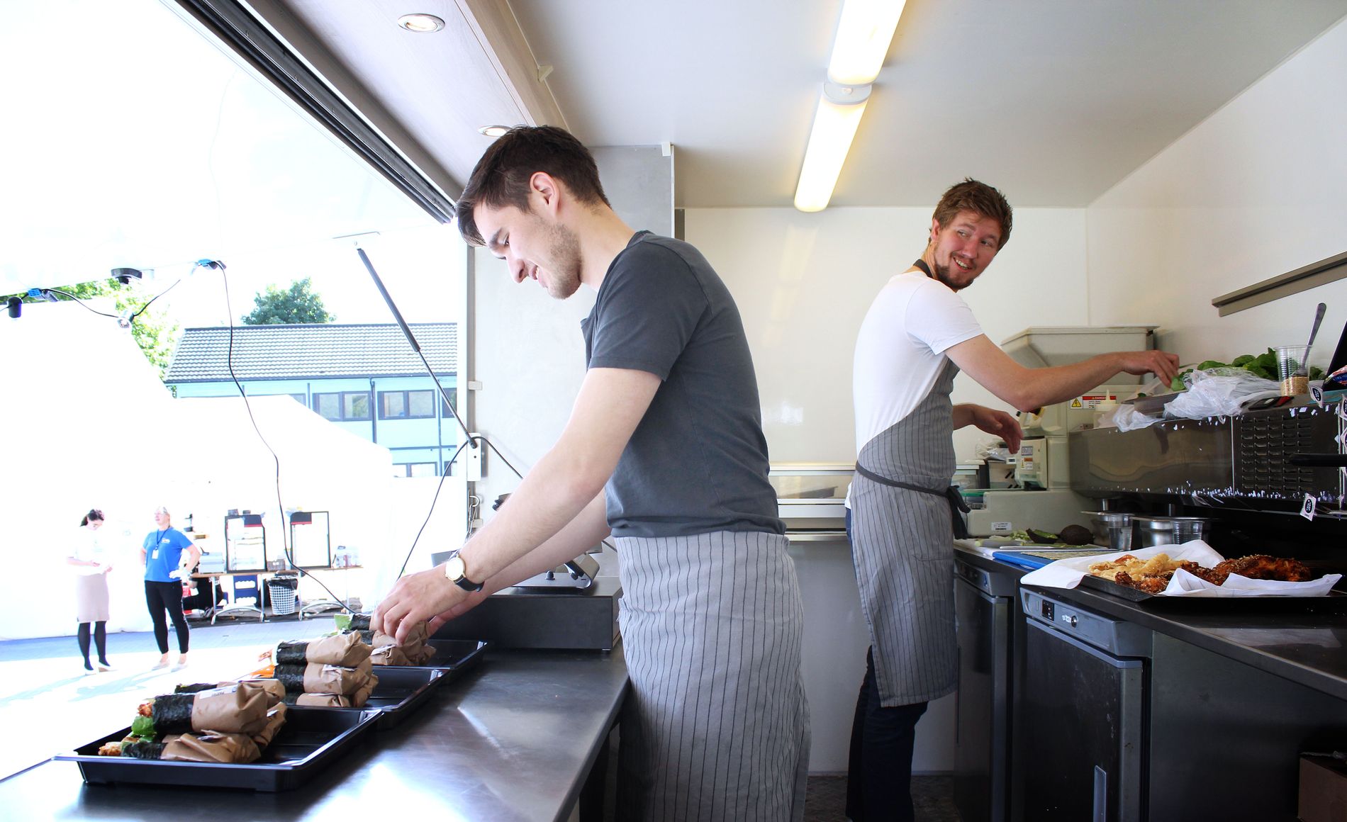 Max Gouchan (t.v.) og Max Dahlén driver Stavangers nyeste foodtruck-tilskudd. Fra bilen serveres det sushi.
