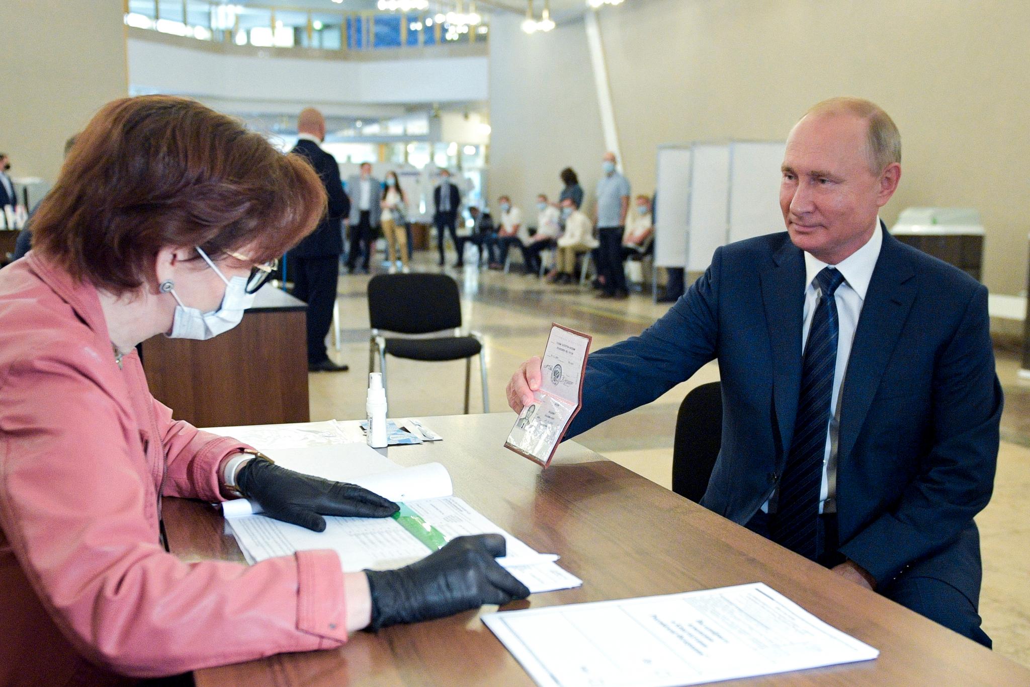 President Vladimir Putin stemte også under folkeavstemningen 1. juli for grunnlovsendringer. Valgfunksjonæren hadde smittevernutstyr – det hadde ikke presidenten fordi han stolte på at smittevernshensynet var ivaretatt.