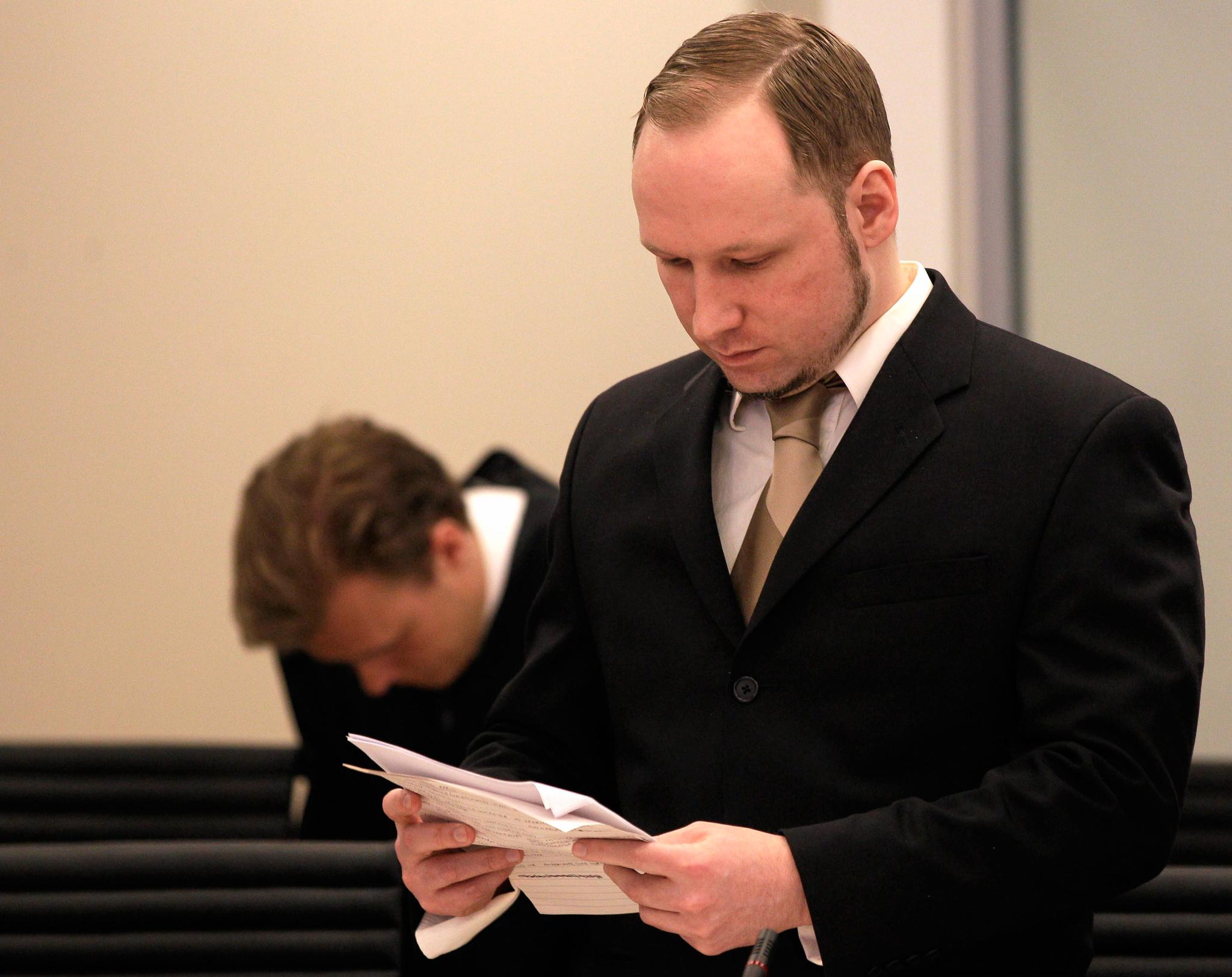 Anders Behring Breivik fikk lov til å bruke et støtteskriv under innledningen av sin frie forklaring tirsdag formiddag.